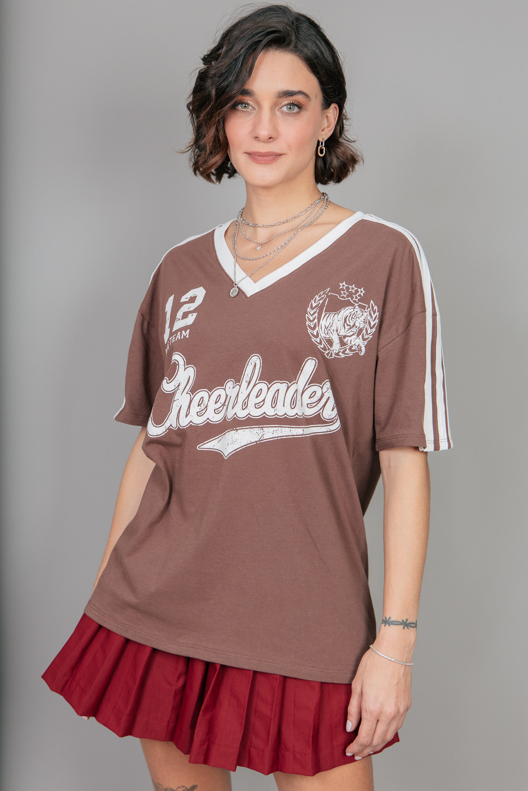CAMISETA DECOTE V VINTAGE MARROM CHEERLEADER