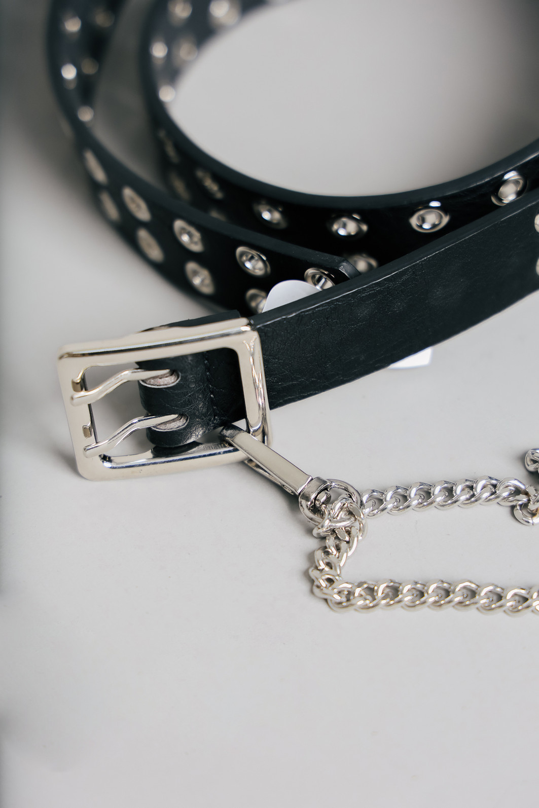 CINTO PRETO DUPLO ILHOSES E CORRENTE