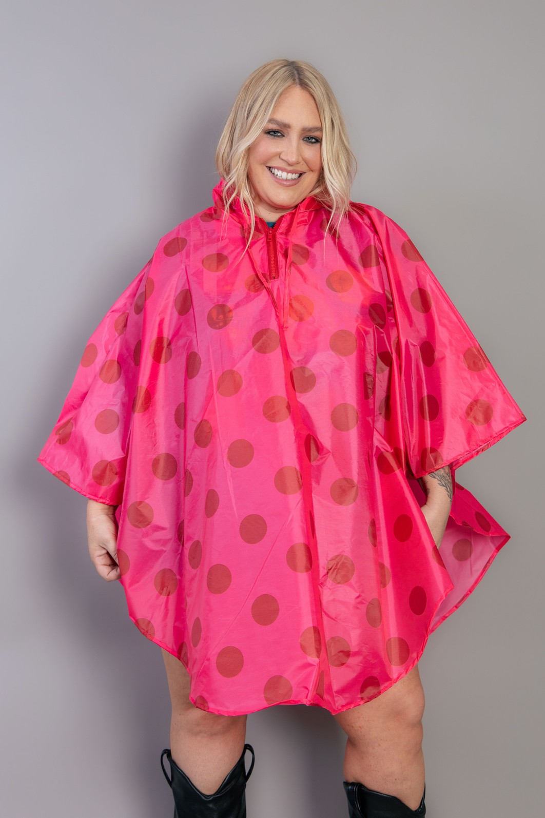 CAPA DE CHUVA COM CAPUZ DE POÁ ROSA E VERMELHO CAPA DE CHUVA COM CAPUZ DE POÁ ROSA E VERMELHO