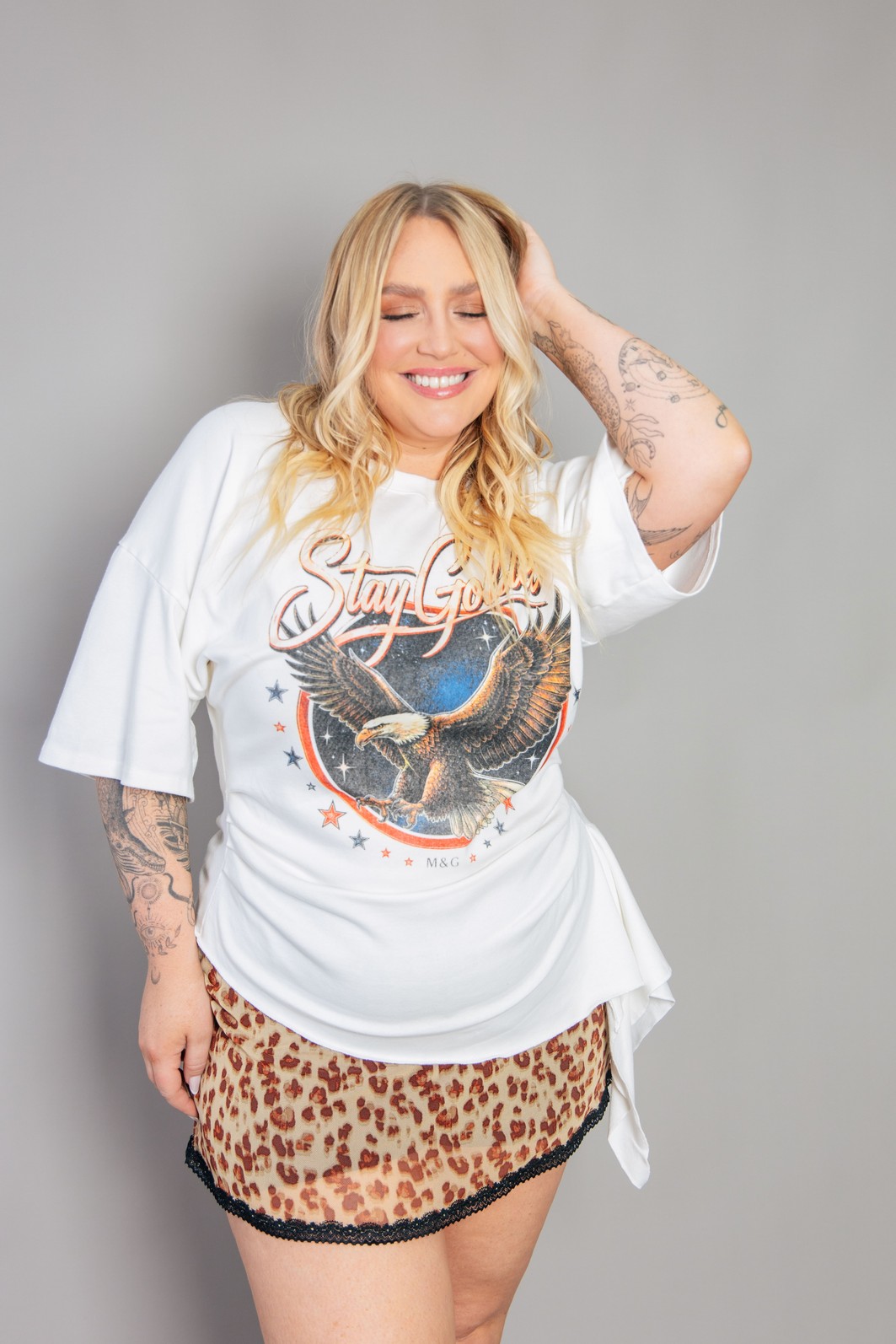 CAMISETA T-SHIRT ASSIMÉTRICA OFF WHITE STAY GOLDEN CAMISETA T-SHIRT ASSIMÉTRICA OFF WHITE STAY GOLDEN