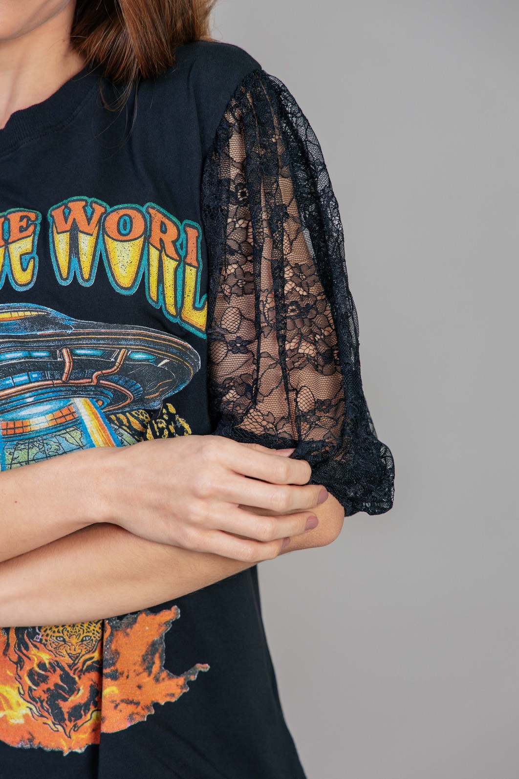 CAMISETA T-SHIRT PRETA COM MANGA DE RENDA WORLD CAMISETA T-SHIRT PRETA COM MANGA DE RENDA WORLD