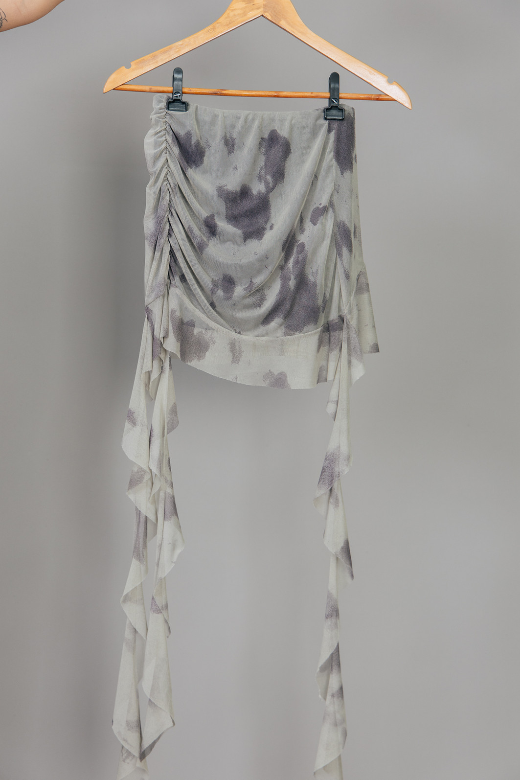 SHORT SAIA DE TULE ESTAMPADO COM PONTAS E BABADO