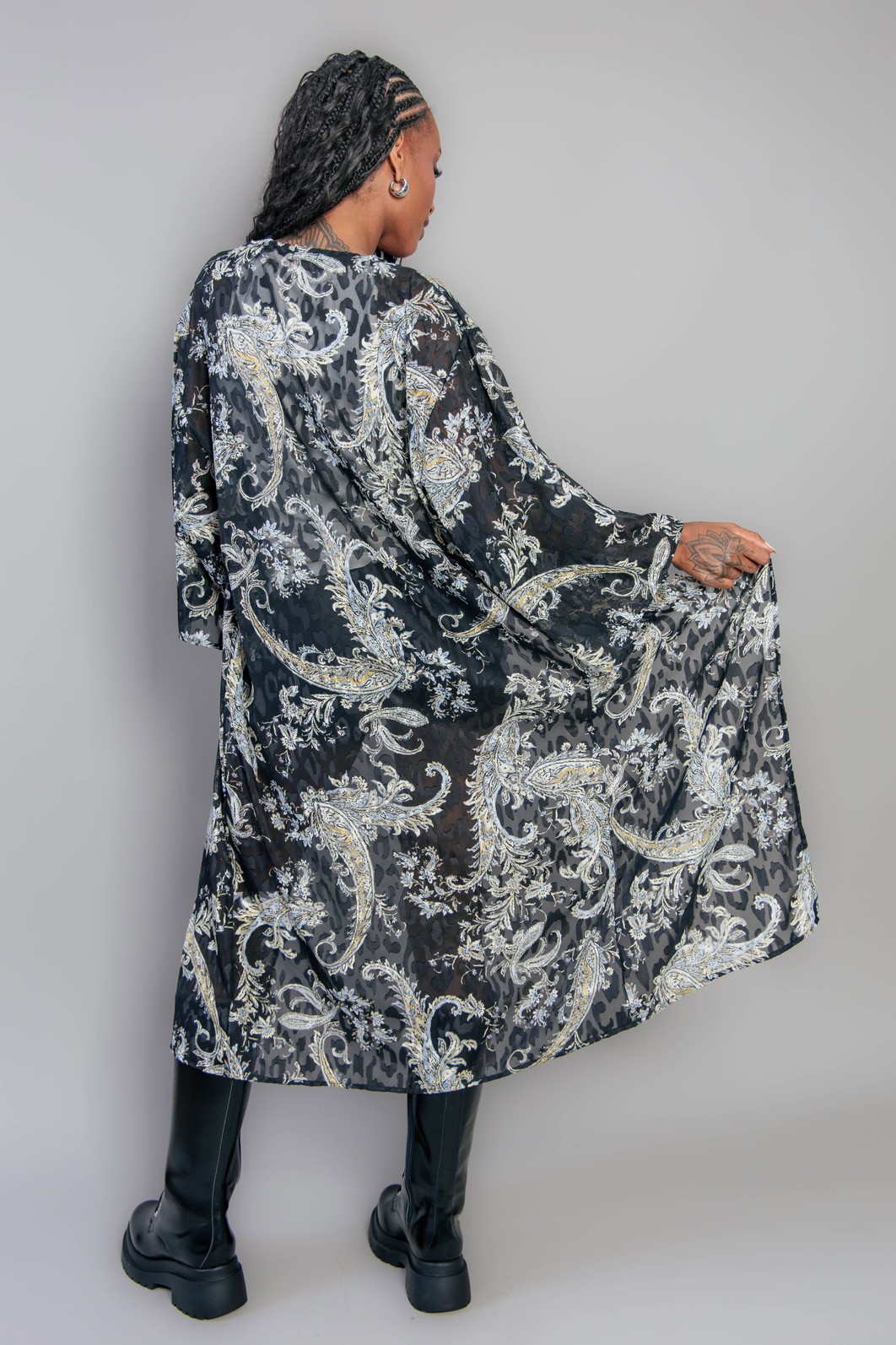 KIMONO EM TECIDO DEVORÊ ESTAMPADO PAISLEY KIMONO EM TECIDO DEVORÊ ESTAMPADO PAISLEY