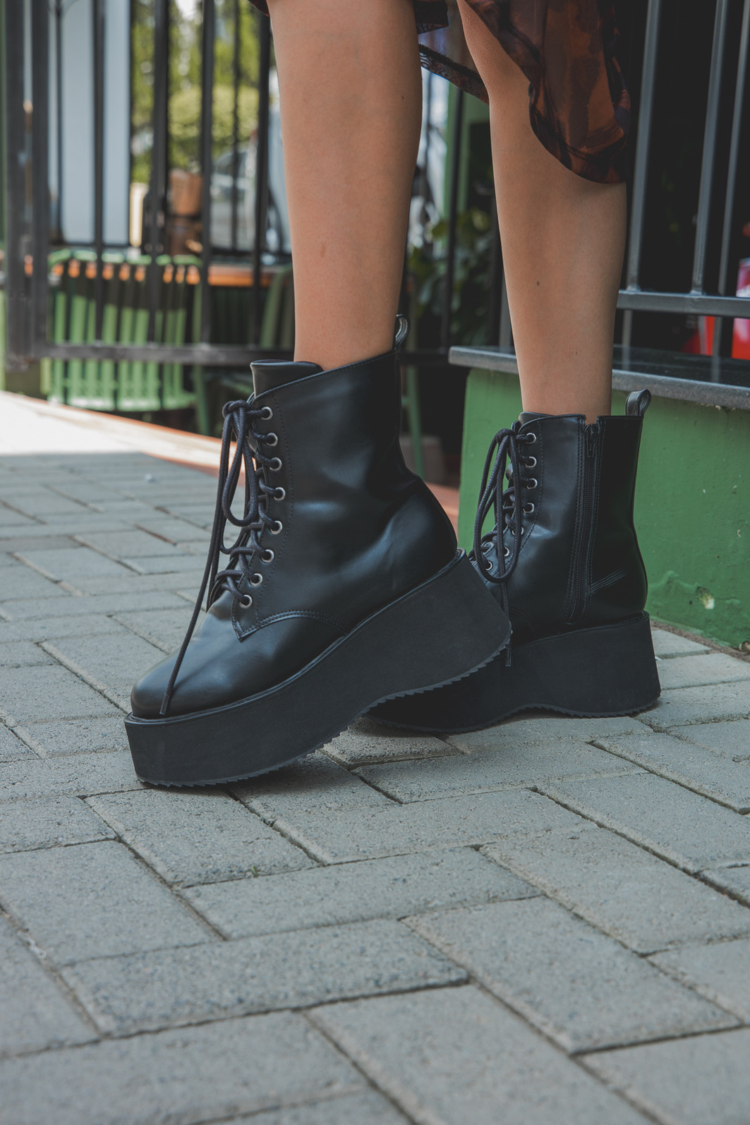 COTURNO PLATAFORMA COM CADARÇO PRETO