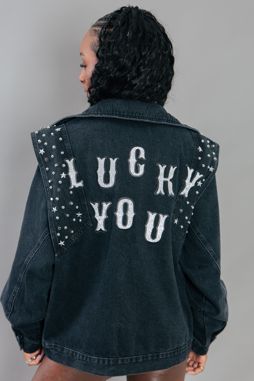 JAQUETA PRETA OVERSIZED 80S COM APLIQUES JAQUETA PRETA OVERSIZED 80S COM APLIQUES