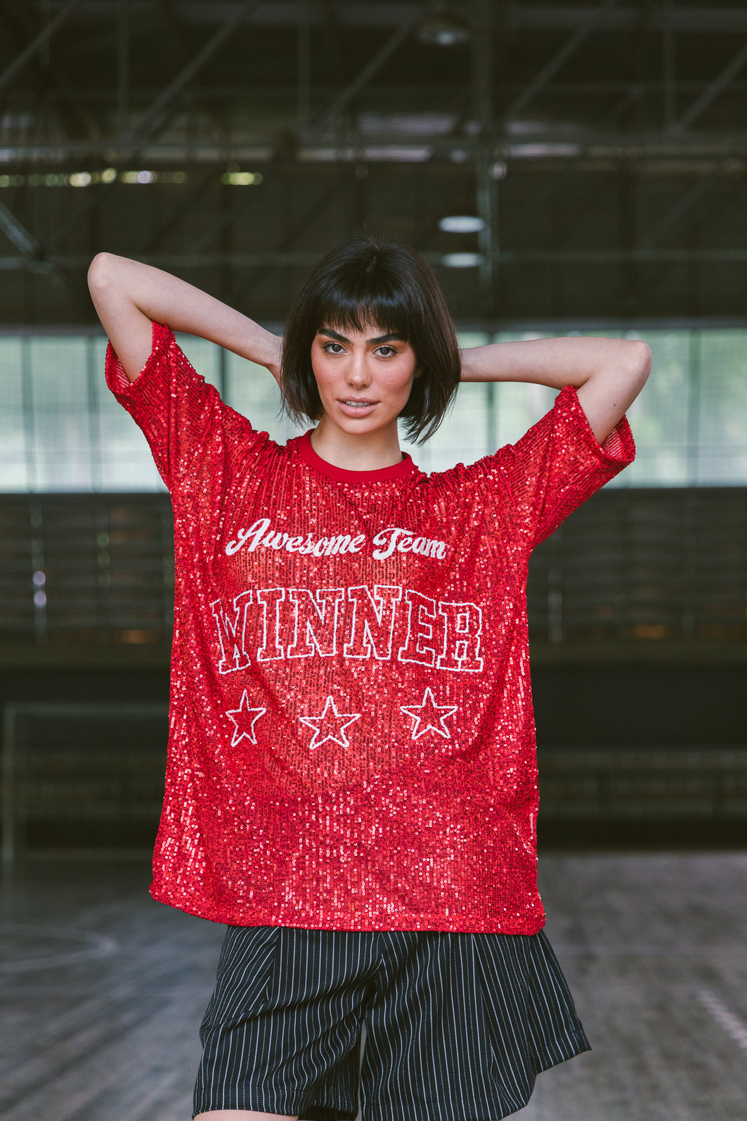 CAMISETA T-SHIRT OVERSIZED DE PAETÊ VERMELHO WINNER CAMISETA T-SHIRT OVERSIZED DE PAETÊ VERMELHO WINNER