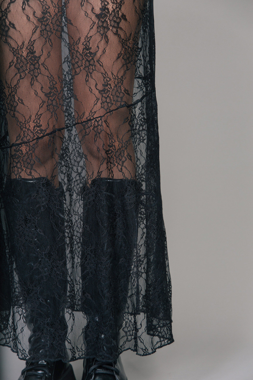 SAIA DE RENDA MIDI SEM FORRO PRETO