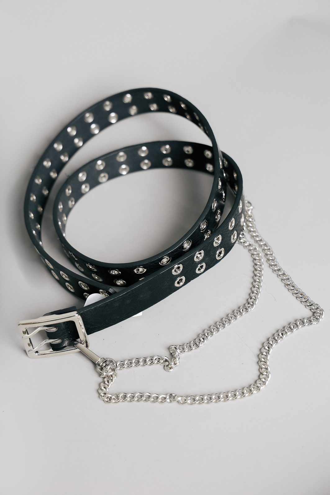 CINTO PRETO DUPLO ILHOSES E CORRENTE