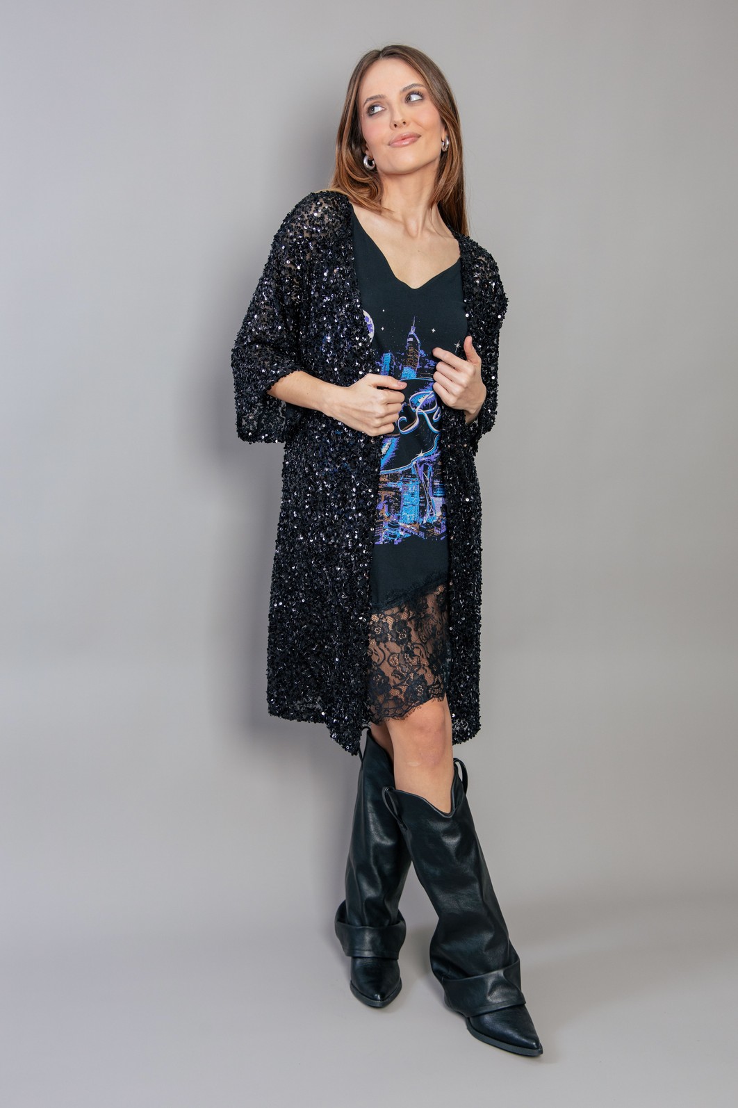 KIMONO ALONGADO DE PAETÊ COM CANUTILHO PRETO KIMONO ALONGADO DE PAETÊ COM CANUTILHO PRETO
