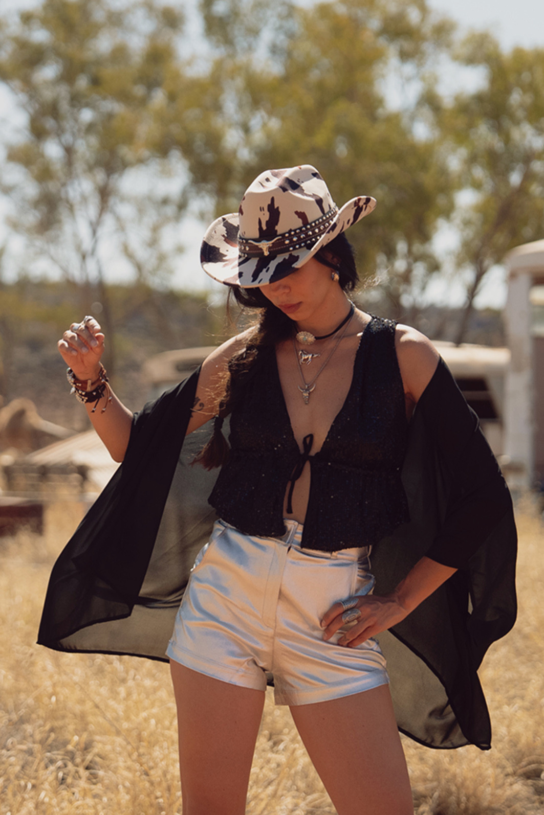 TOP CROPPED DE PAETÊS PRETO COM AMARRAÇÃO TOP CROPPED DE PAETÊS PRETO COM AMARRAÇÃO