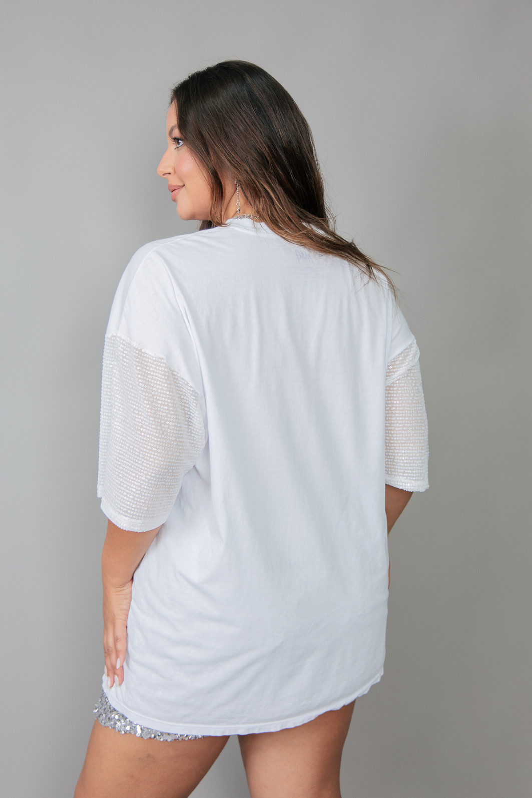 CAMISETA T-SHIRT VINTAGE BRANCA COM MANGAS DE PAETÊ OVERGLOW