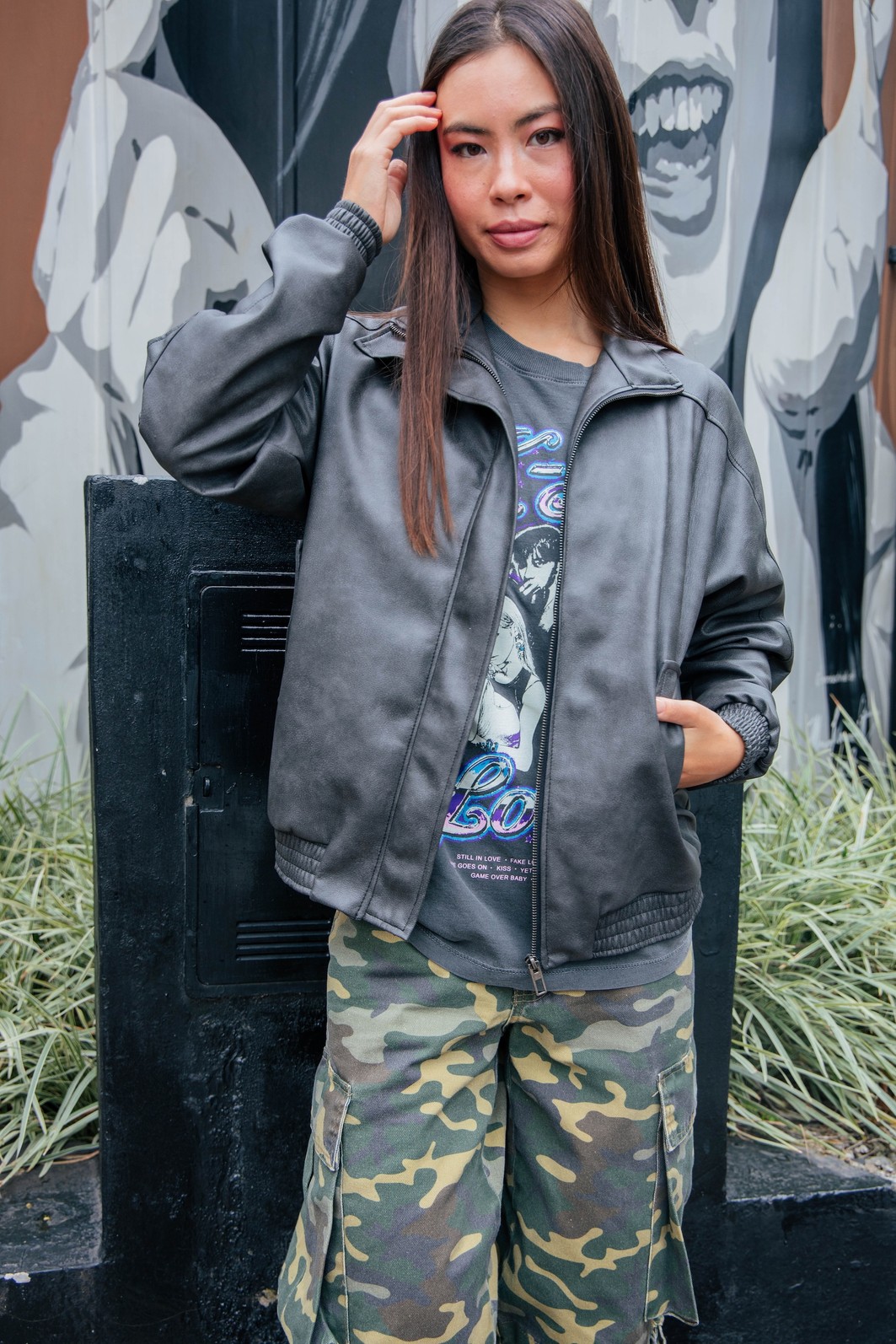 JAQUETA DE COURO SINTETICO OVERSIZED MARROM