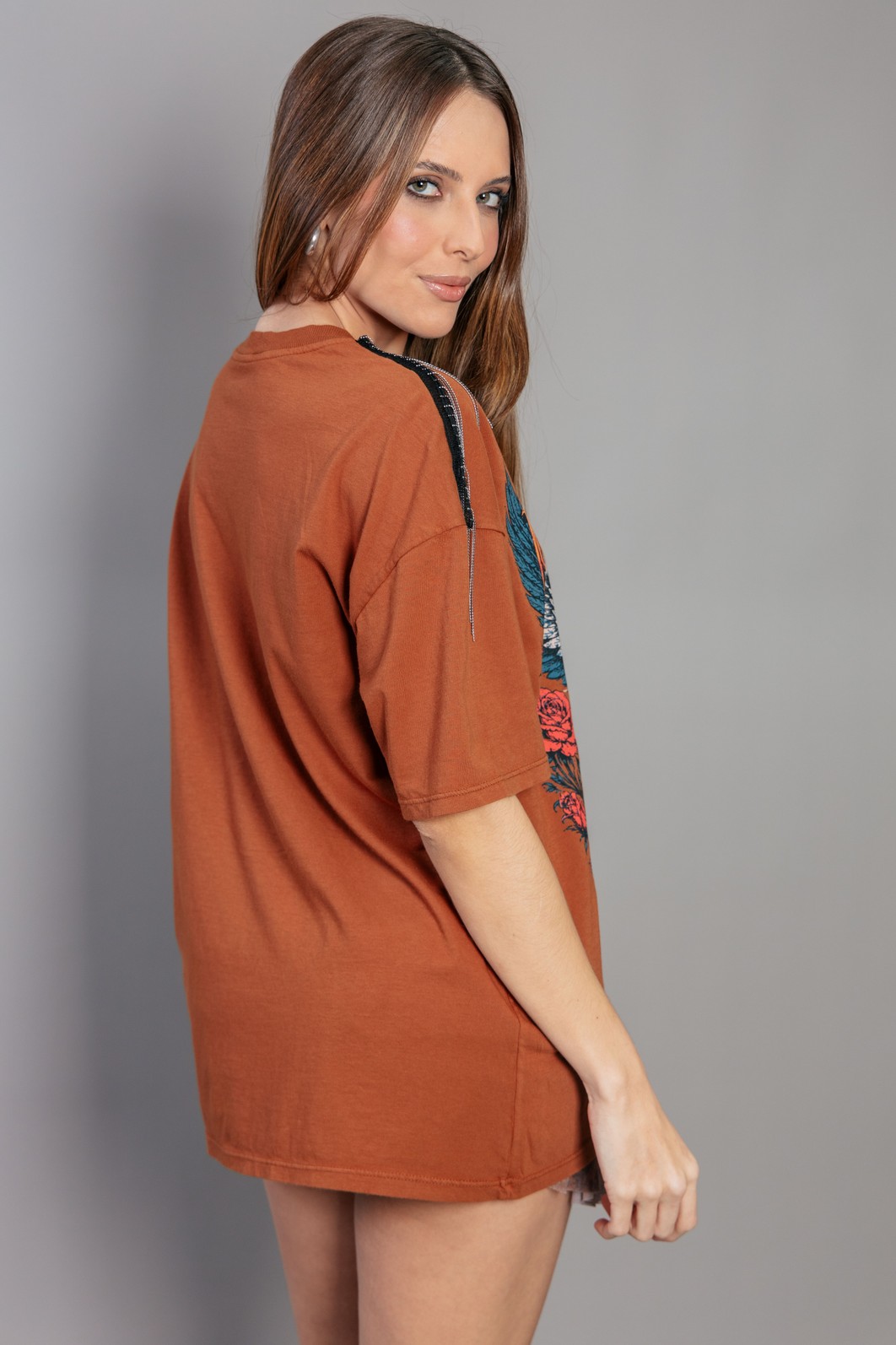 CAMISETA T-SHIRT DECOTE V COM FRANJAS MARROM RECKLESS CAMISETA T-SHIRT DECOTE V COM FRANJAS MARROM RECKLESS