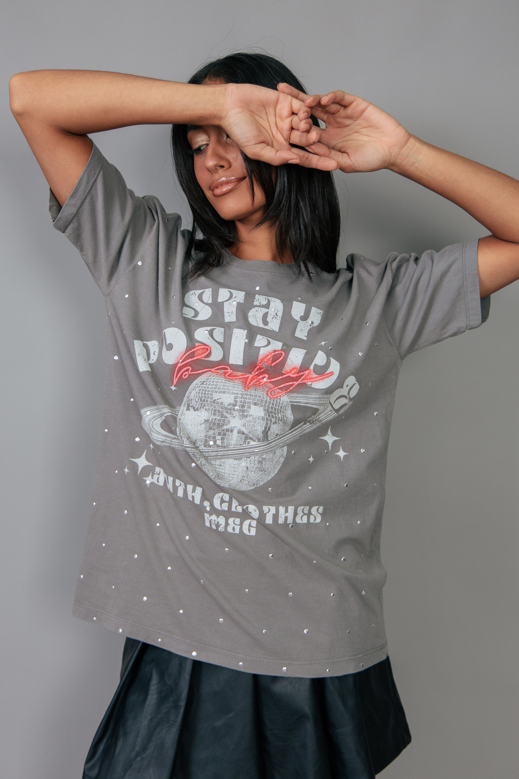 T-SHIRT VINTAGE CINZA COM APLIQUE DE TACHAS