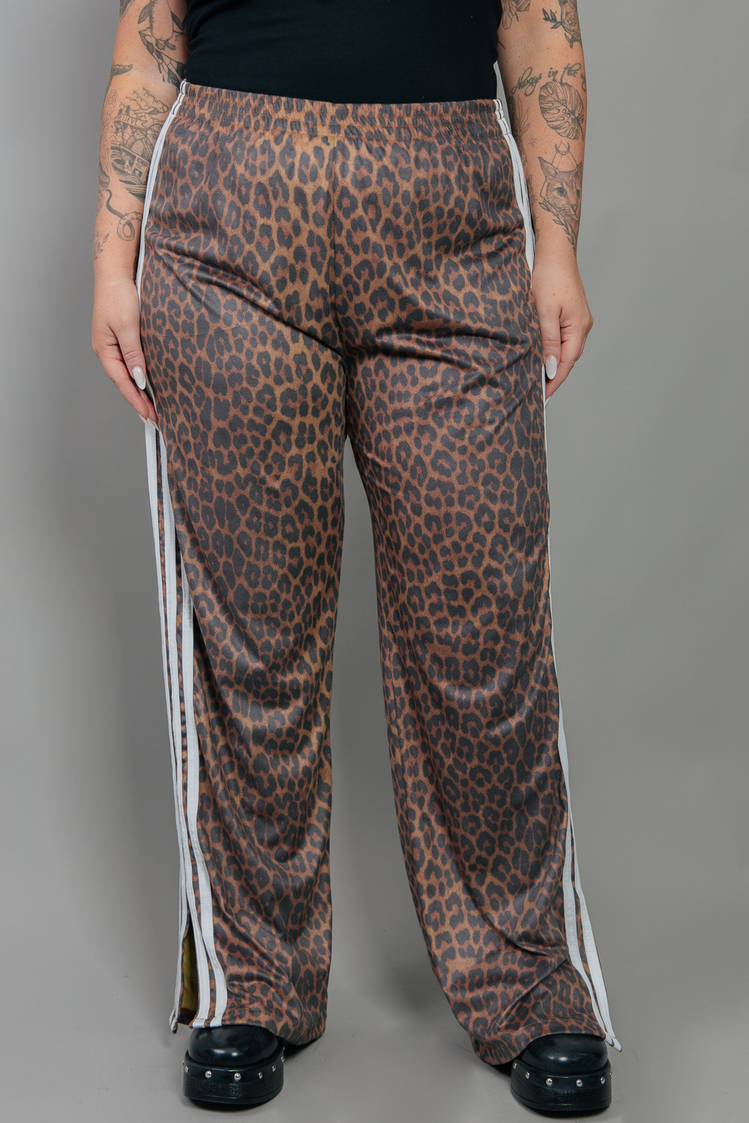 CALÇA ESPORTIVA DE ONCINHA COM LISTRAS