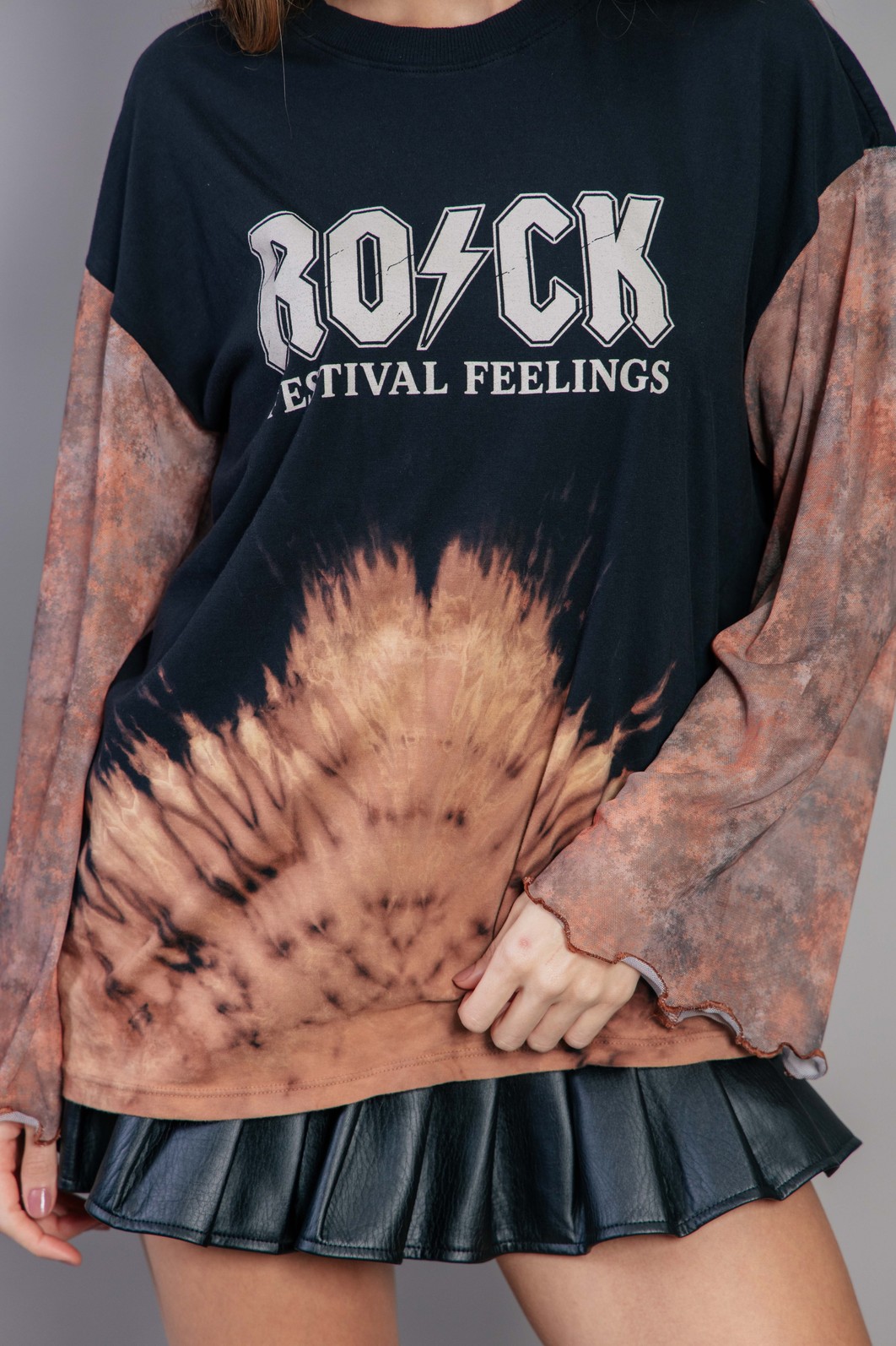 BLUSA PRETA COM MANGAS AMPLAS EM TULE ROCK BLUSA PRETA COM MANGAS AMPLAS EM TULE ROCK