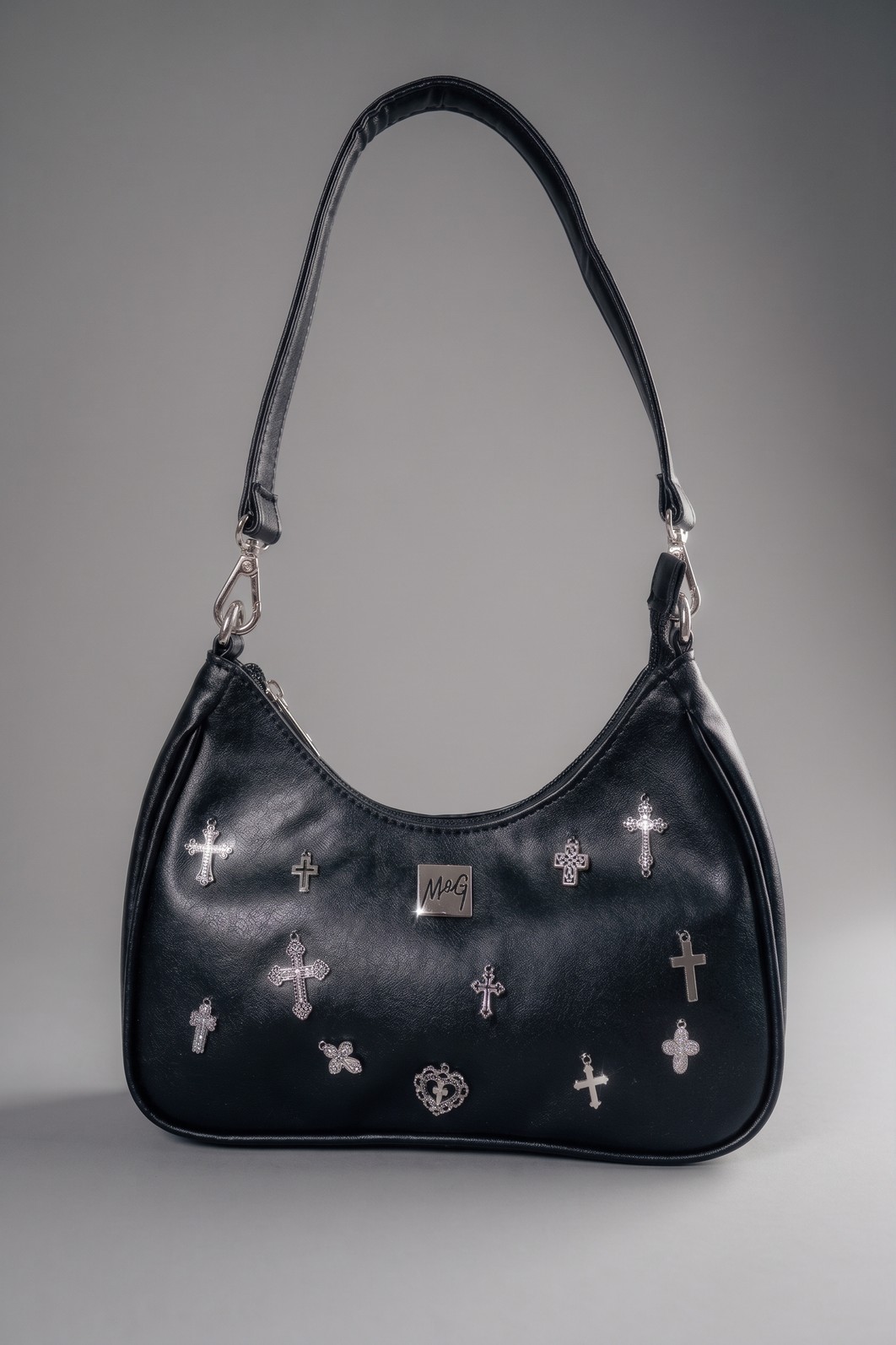 BOLSA DE NAPA PRETA COM PINGENTES DE CRUZ BOLSA DE NAPA PRETA COM PINGENTES DE CRUZ