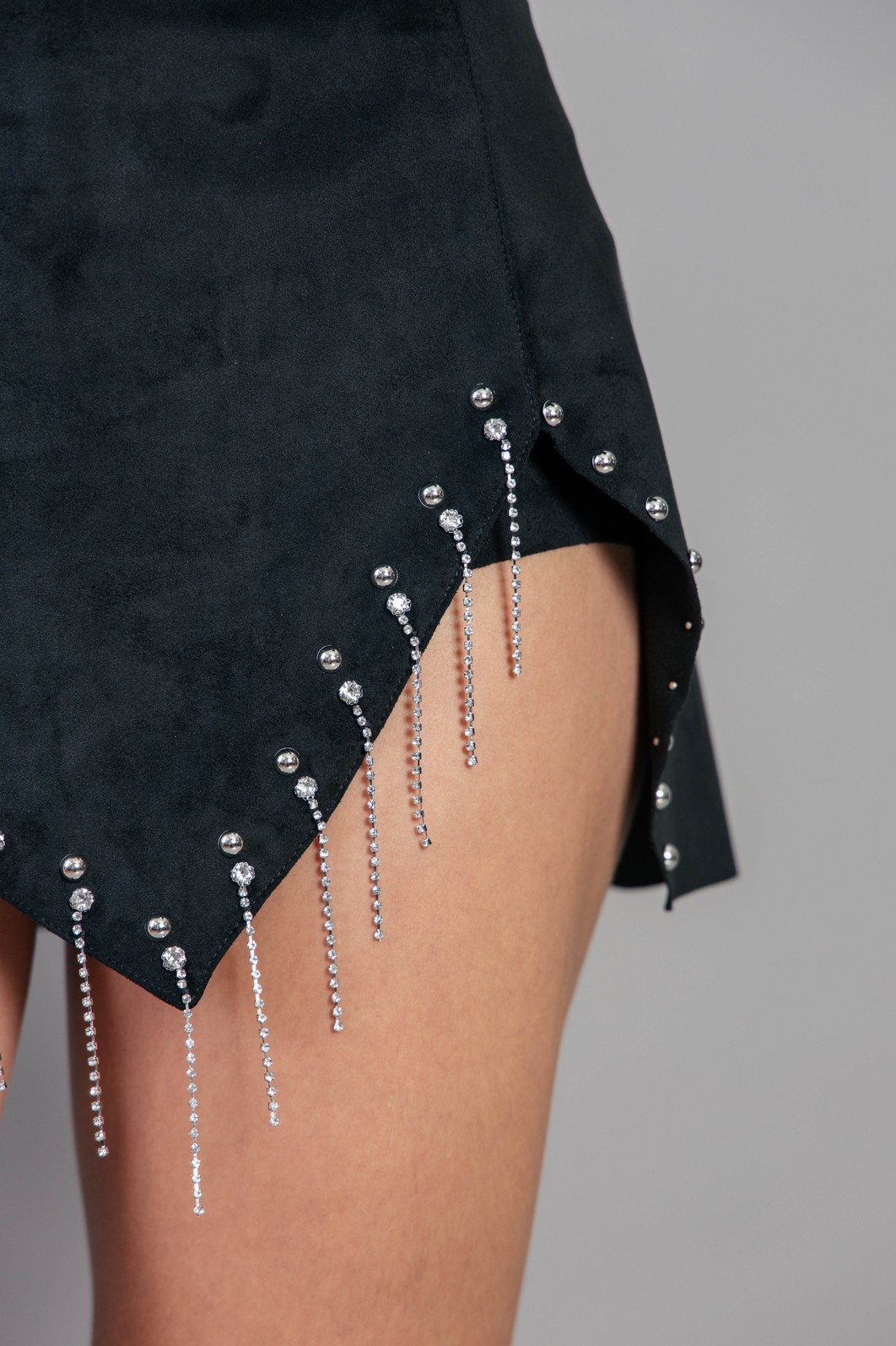SHORT SAIA PRETO DE SUEDE COM METAIS FRENTE SHORT SAIA PRETO DE SUEDE COM METAIS FRENTE