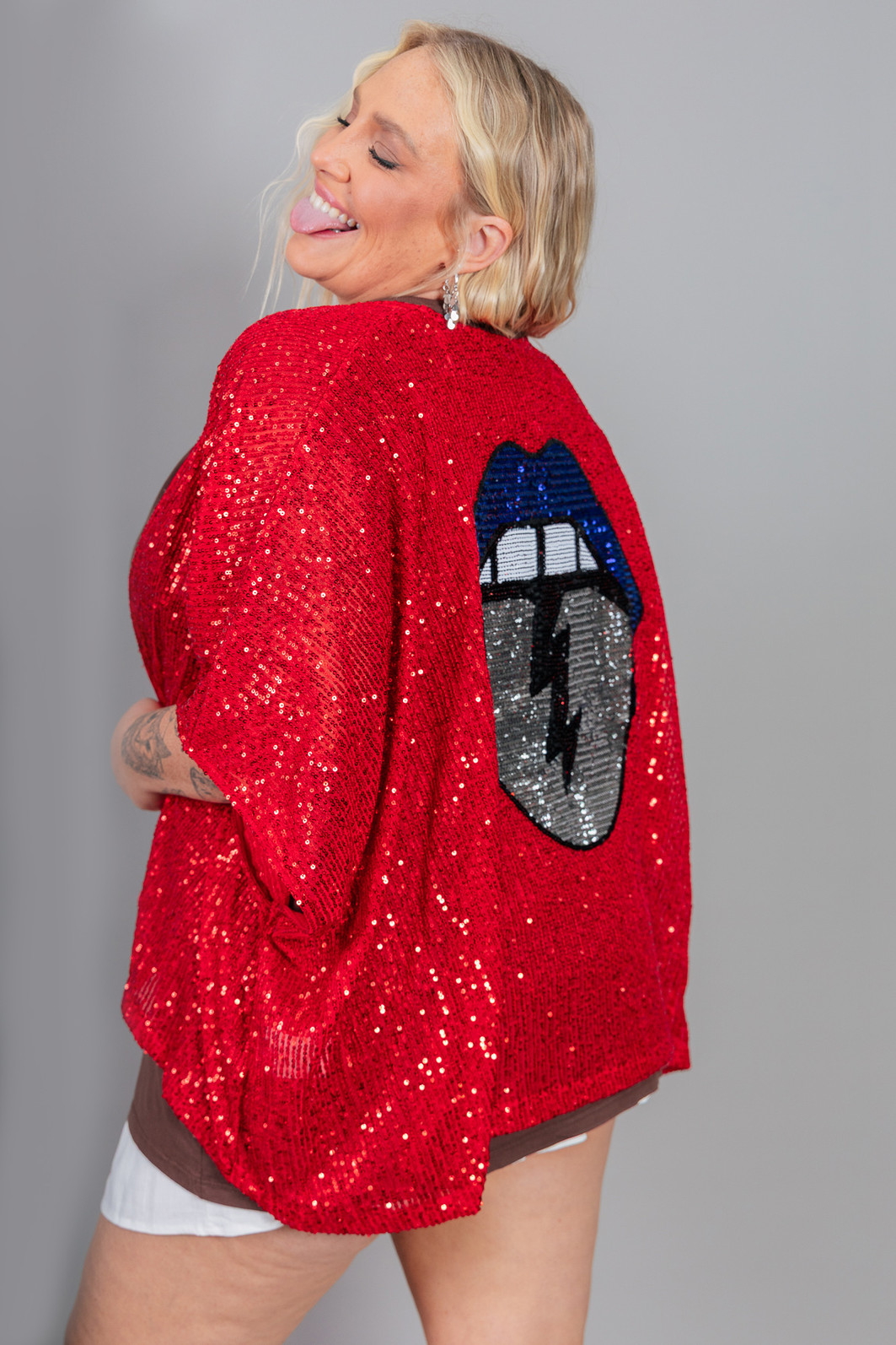 KIMONO AMPLO DE PAETÊ VERMELHO COM BORDADO MOUTH KIMONO AMPLO DE PAETÊ VERMELHO COM BORDADO MOUTH