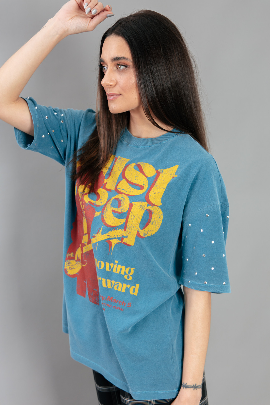 CAMISETA T-SHIRT VINTAGE AZUL COM TACHAS NA MANGA JUST KEEP CAMISETA T-SHIRT VINTAGE AZUL COM TACHAS NA MANGA JUST KEEP