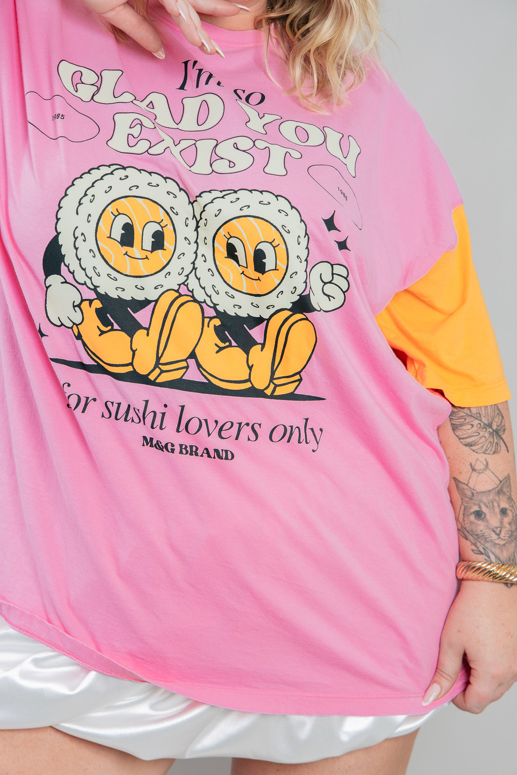 CAMISETA T-SHIRT OVERSIZED ROSA COM MANGAS LARANJAS SUSHI
