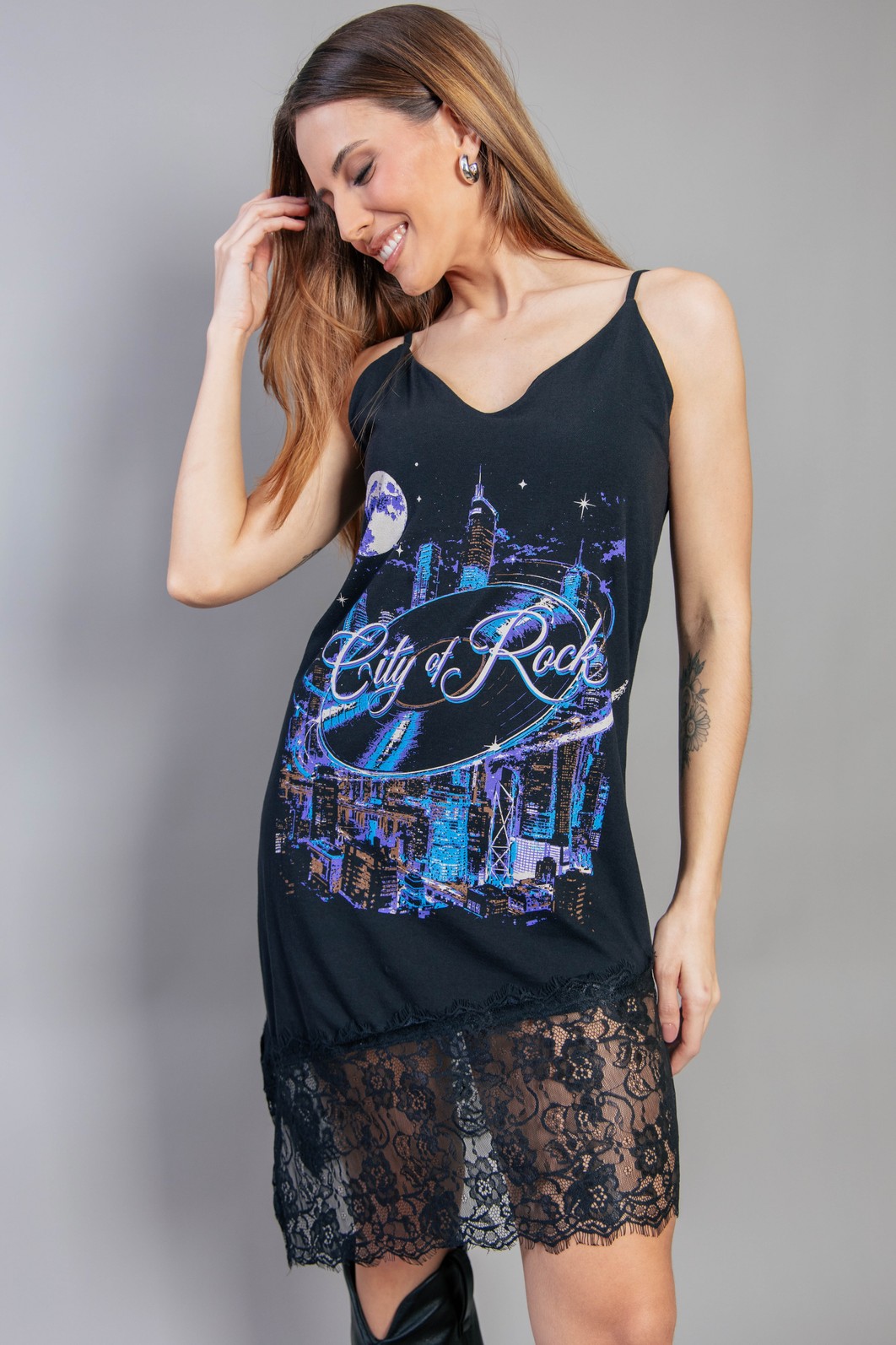 VESTIDO DE ALCINHA PRETO COM RENDA CITY OF ROCK VESTIDO DE ALCINHA PRETO COM RENDA CITY OF ROCK