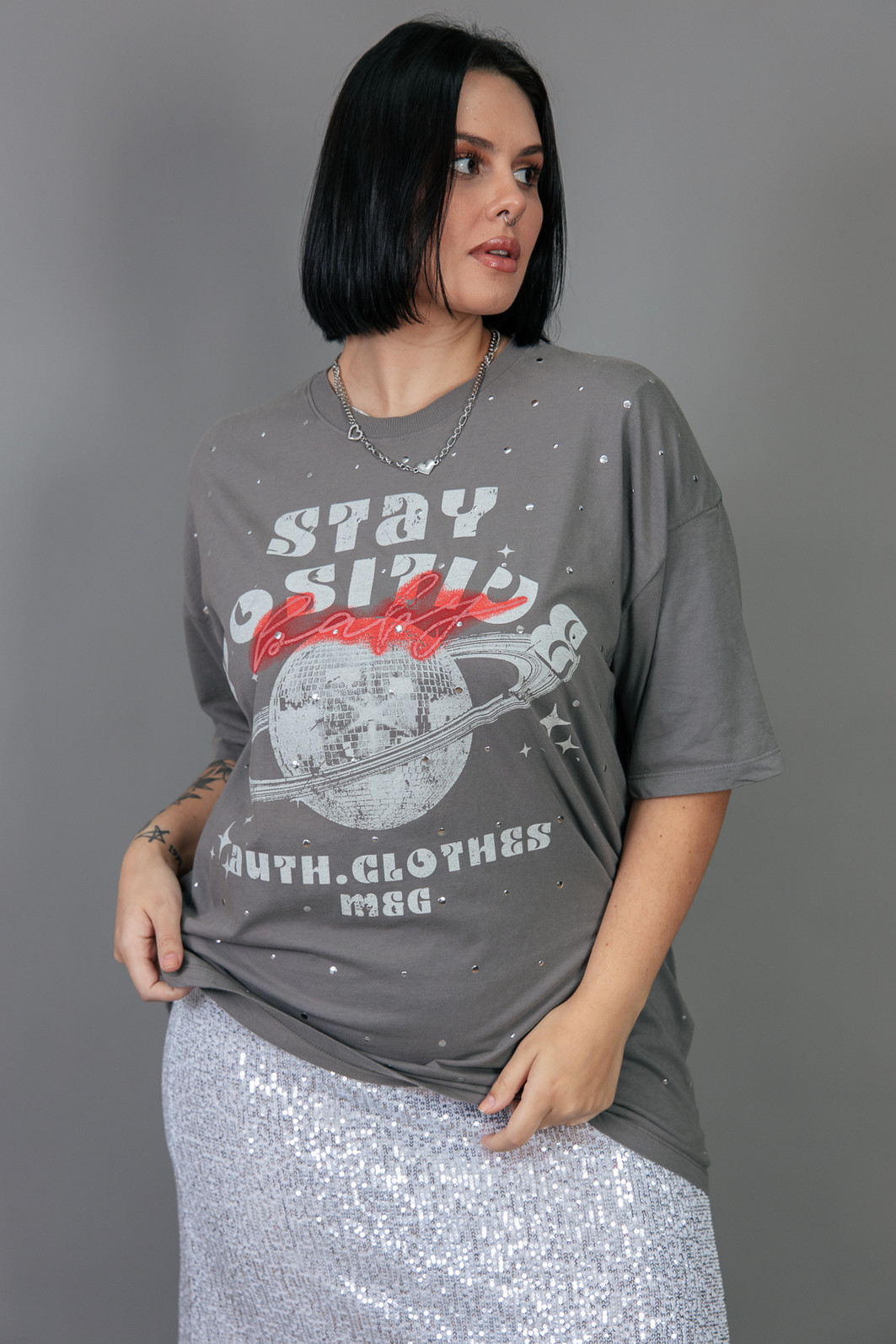 T-SHIRT VINTAGE CINZA COM APLIQUE DE TACHAS