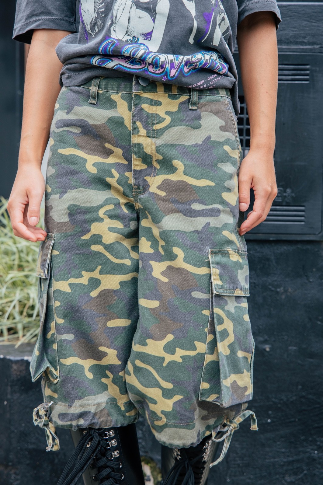 BERMUDA CARGO MILITAR CINTURA MÉDIA CAMUFLADA BERMUDA CARGO MILITAR CINTURA MÉDIA CAMUFLADA