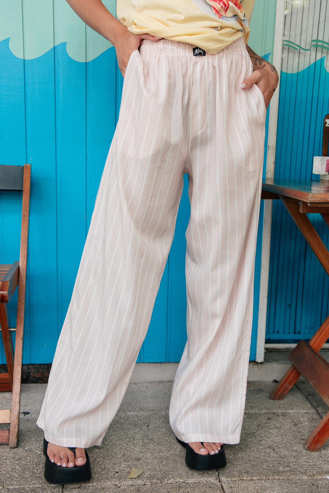 CALÇA SOLTINHA TECIDO LISTRADO ROSA