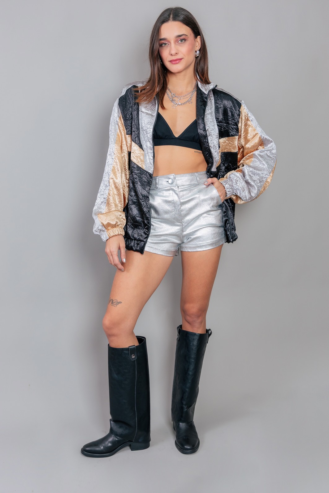 SHORT HOT PANT METALIZADO PRATA COM ESTRELA PRETO