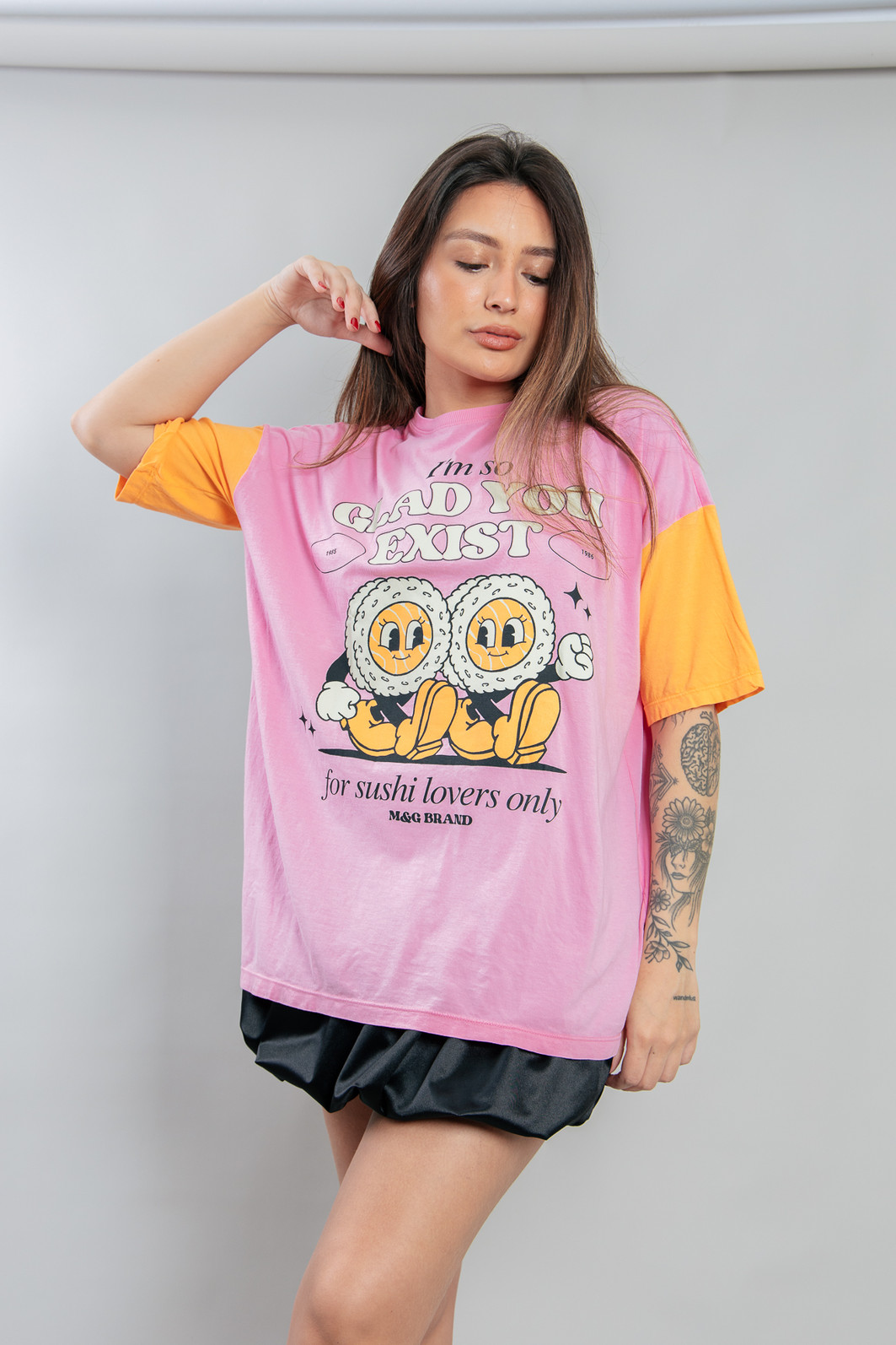 CAMISETA T-SHIRT OVERSIZED ROSA COM MANGAS LARANJAS SUSHI