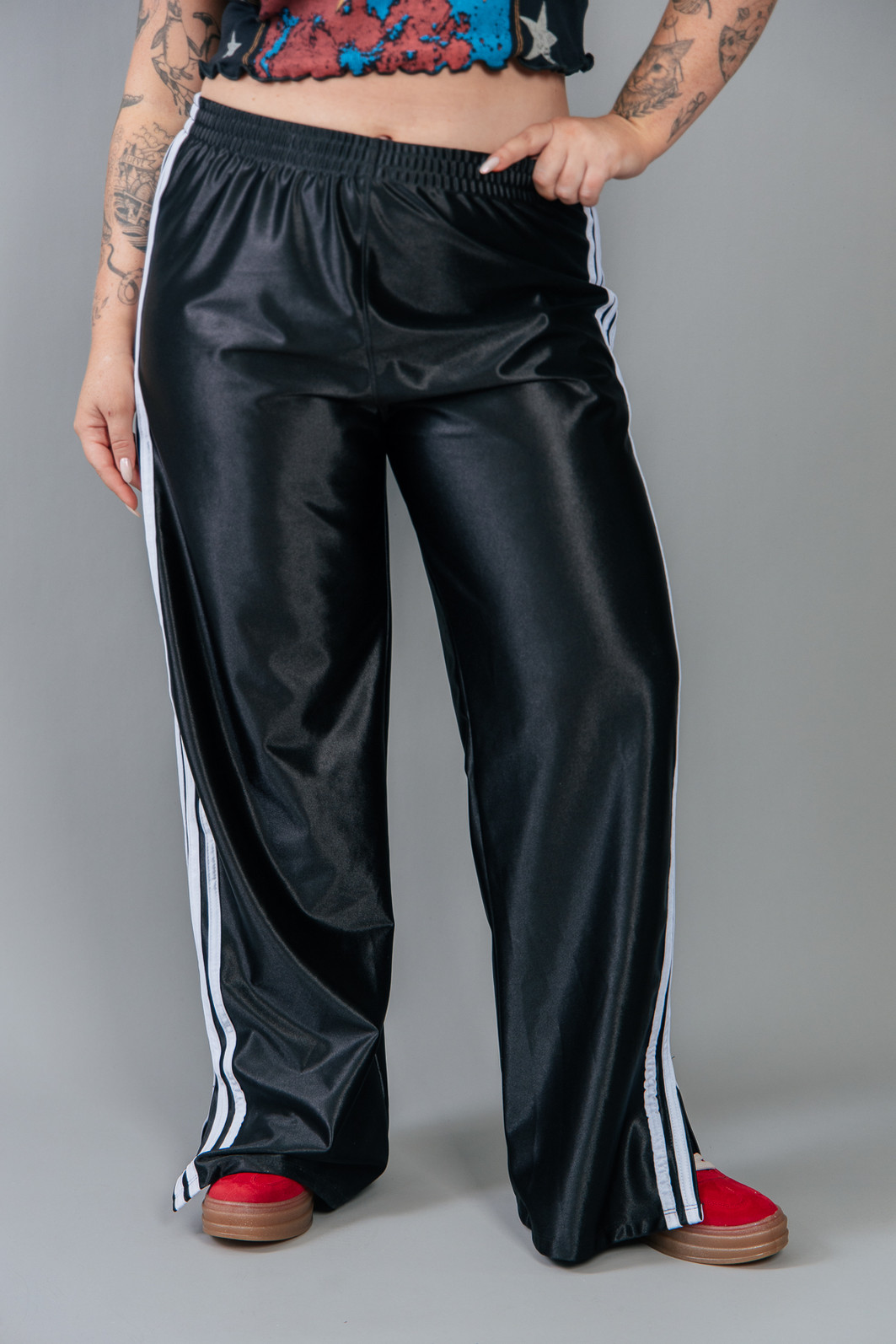 CALÇA SPORT PRETA COM LISTRAS