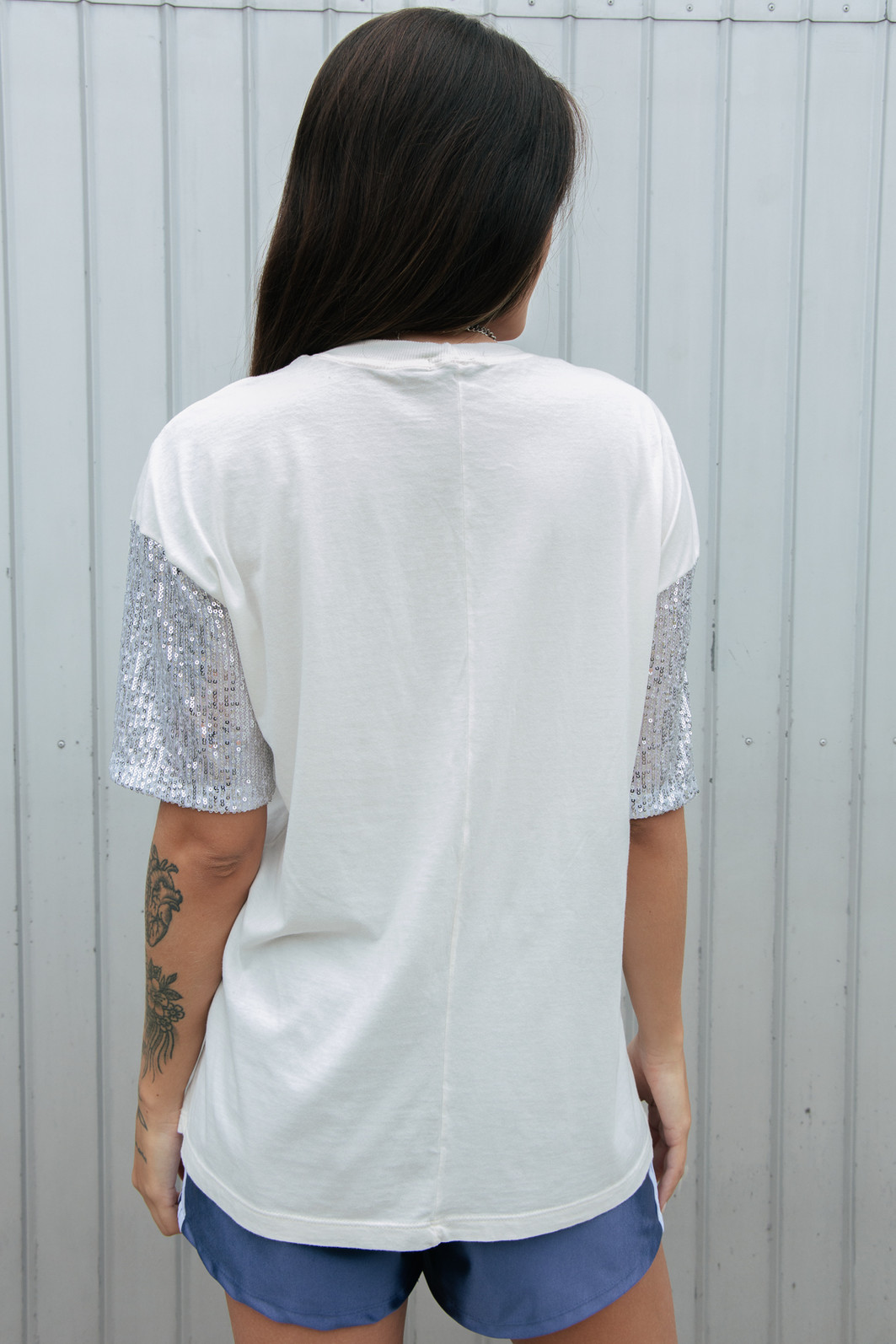 CAMISETA T-SHIRT VINTAGE OFF COM MANGAS DE PAETÊ PRATA CAMISETA T-SHIRT VINTAGE OFF COM MANGAS DE PAETÊ PRATA