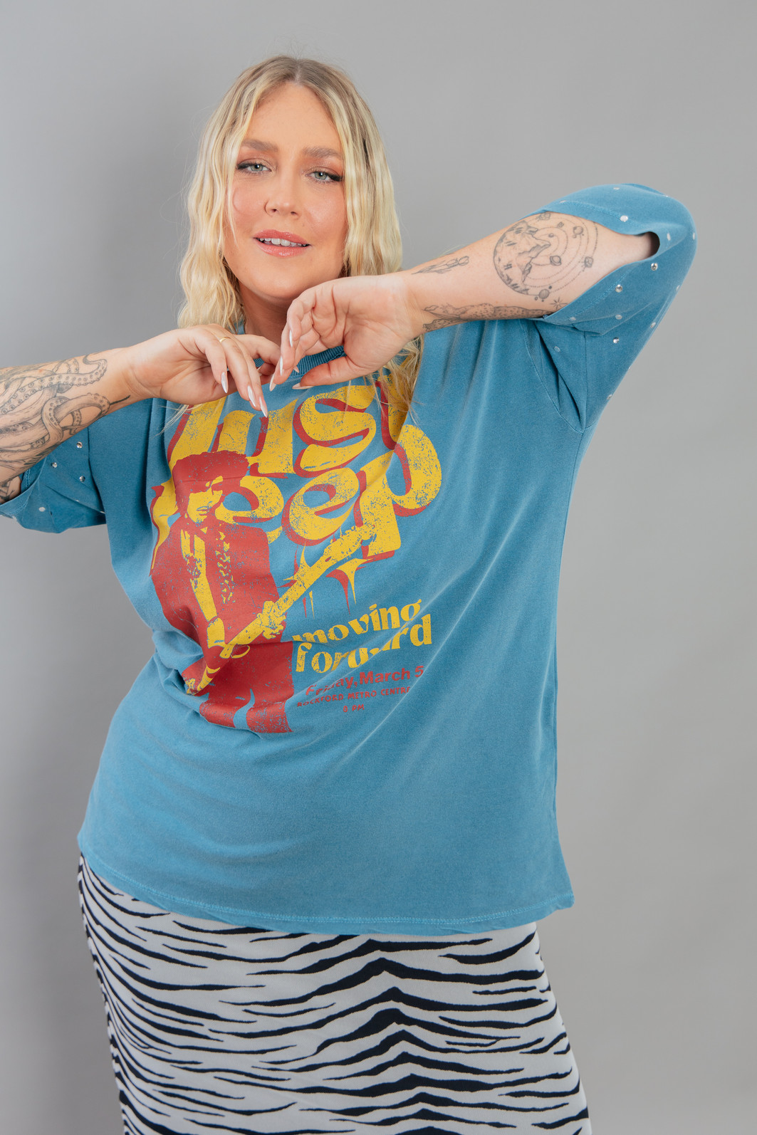CAMISETA T-SHIRT VINTAGE AZUL COM TACHAS NA MANGA JUST KEEP CAMISETA T-SHIRT VINTAGE AZUL COM TACHAS NA MANGA JUST KEEP
