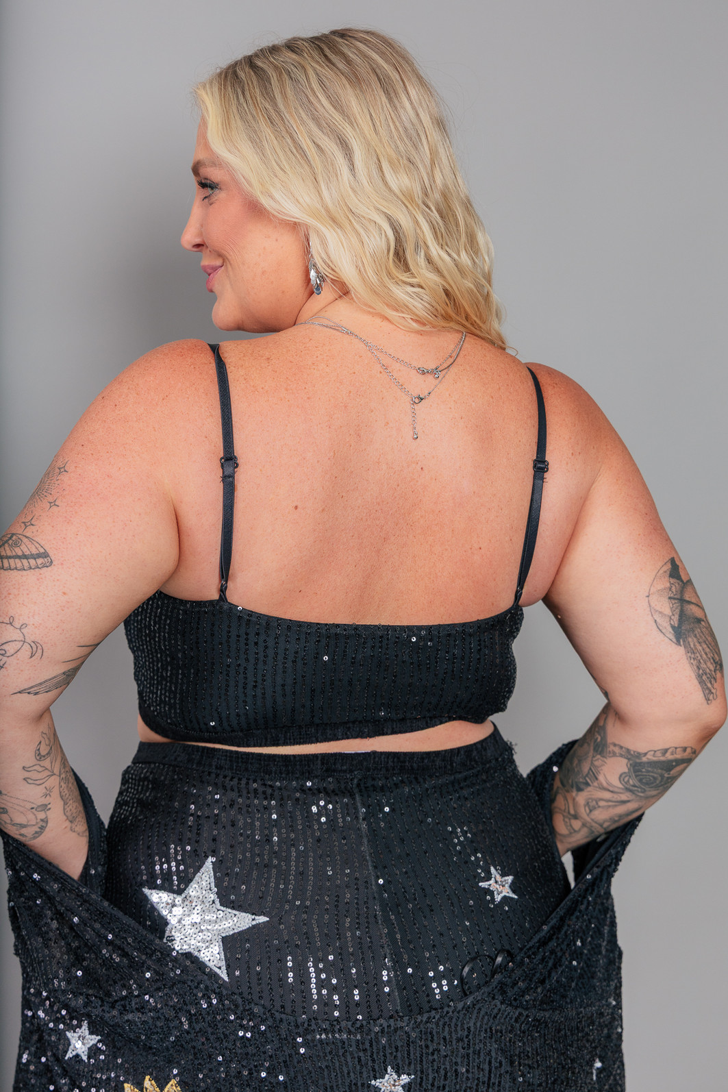 TOP RETO DE PAETÊS PRETO BORDADO