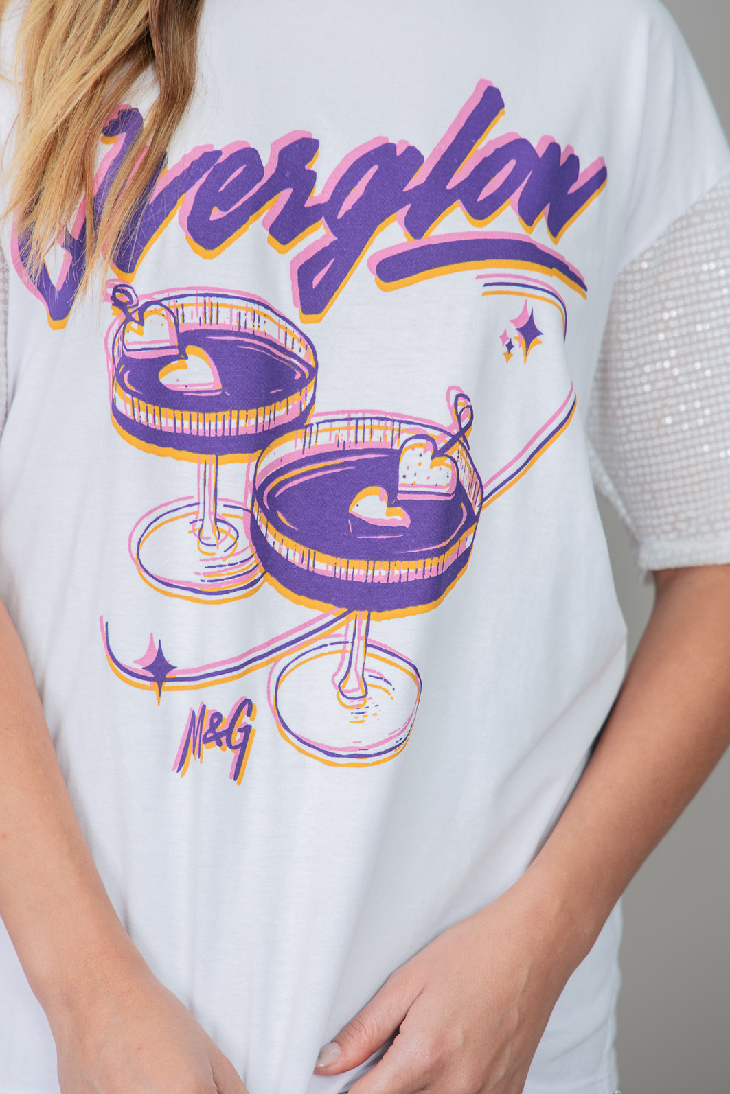 CAMISETA T-SHIRT VINTAGE BRANCA COM MANGAS DE PAETÊ OVERGLOW