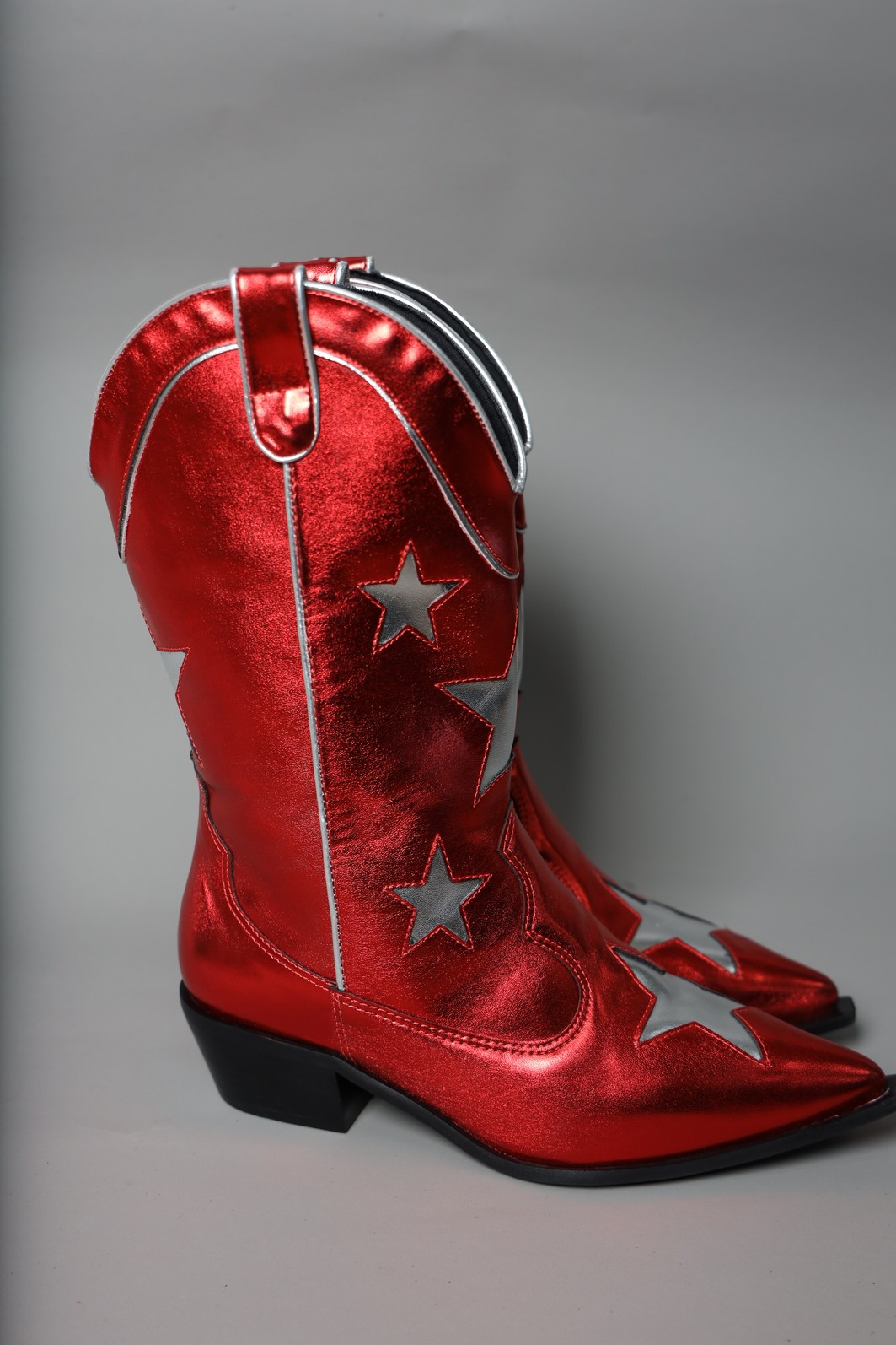 BOTA WESTERN METALIZADA VERMELHA COM ESTRELAS PRATA BOTA WESTERN METALIZADA VERMELHA COM ESTRELAS PRATA