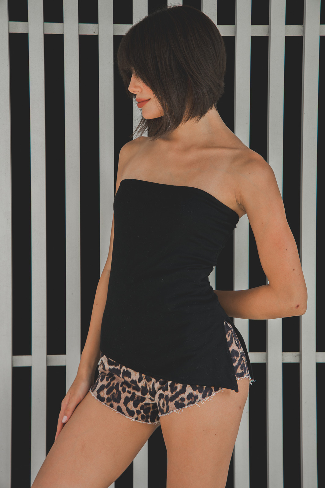 TOP SEM ALÇAS ASSIMÉTRICO COM ABERTURA PRETO TOP SEM ALÇAS ASSIMÉTRICO COM ABERTURA PRETO