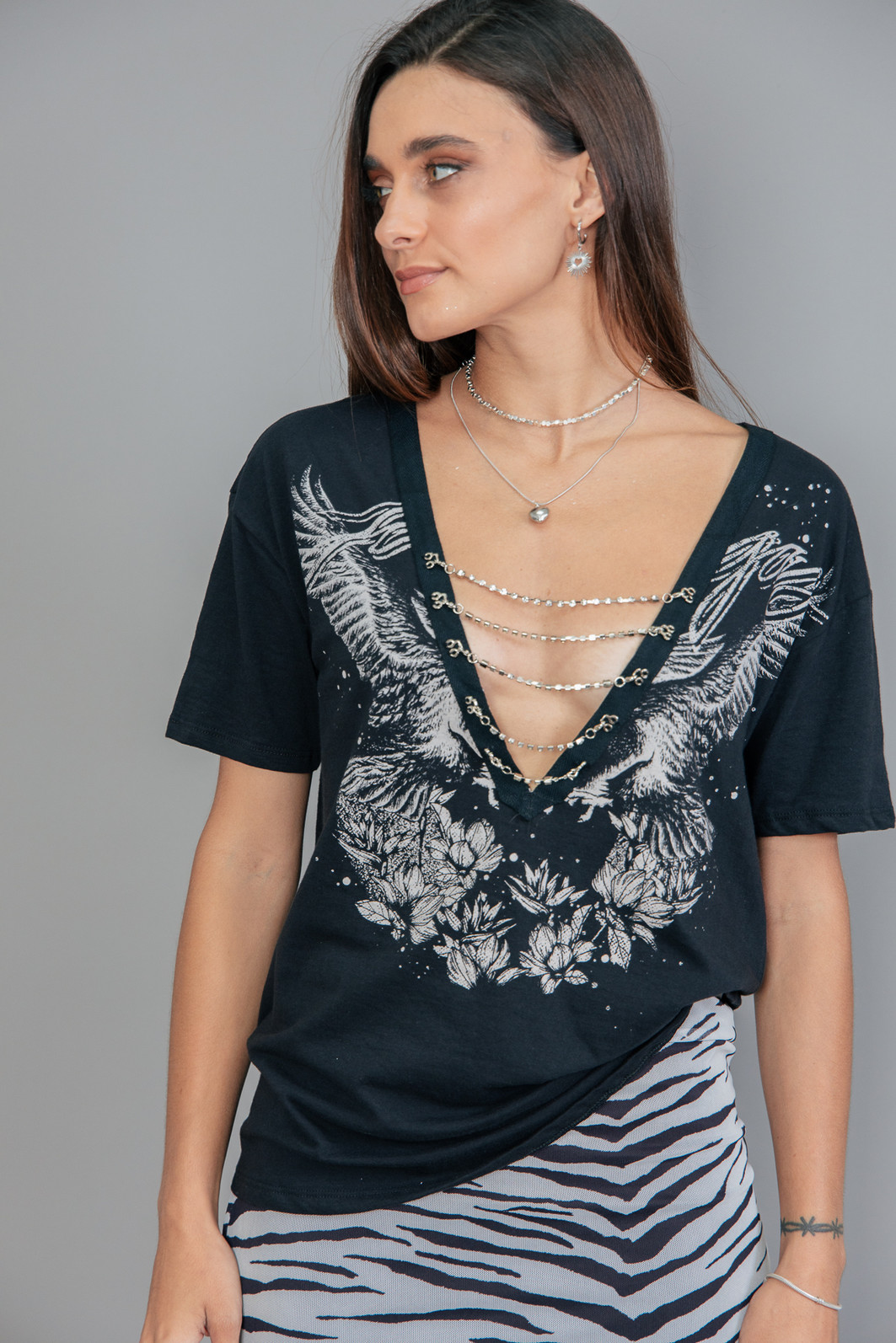 T-SHIRT VINTAGE PRETA DECOTE V COM CORRENTES EAGLE T-SHIRT VINTAGE PRETA DECOTE V COM CORRENTES EAGLE