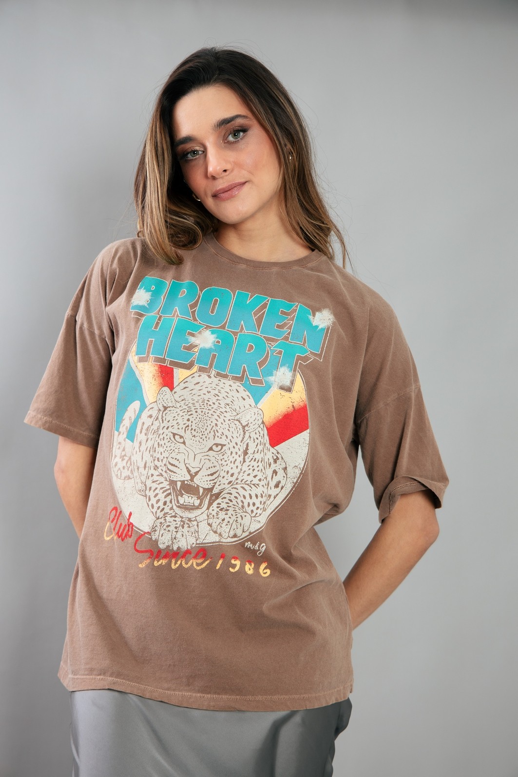 CAMISETA  T-SHIRT OVERSIZED MARROM BROKEN HEART