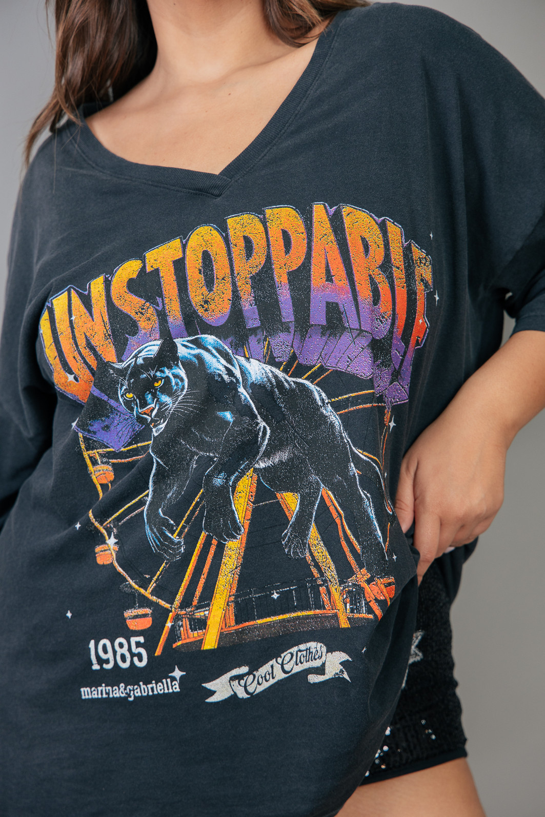 T-SHIRT OVERSIZED DECOTE V PRETO UNSTOPPABLE