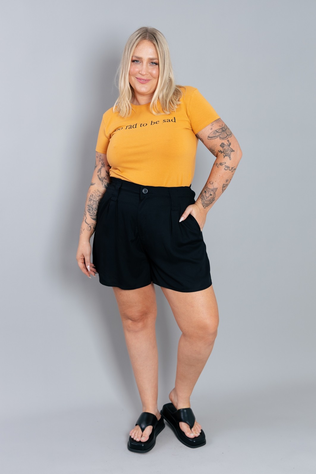 CAMISETA BABYLOOK DE COTTON OCRE TOO RAD CAMISETA BABYLOOK DE COTTON OCRE TOO RAD