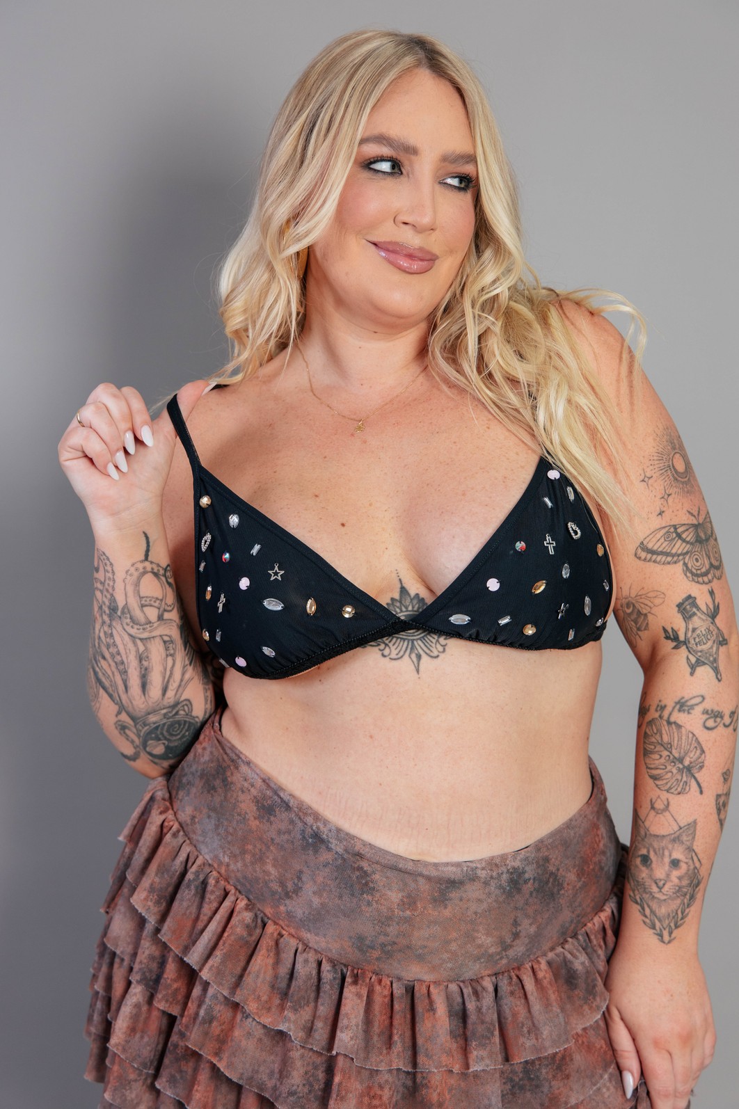 TOP DE TULE PRETO COM APLIQUES E PINGENTES TOP DE TULE PRETO COM APLIQUES E PINGENTES