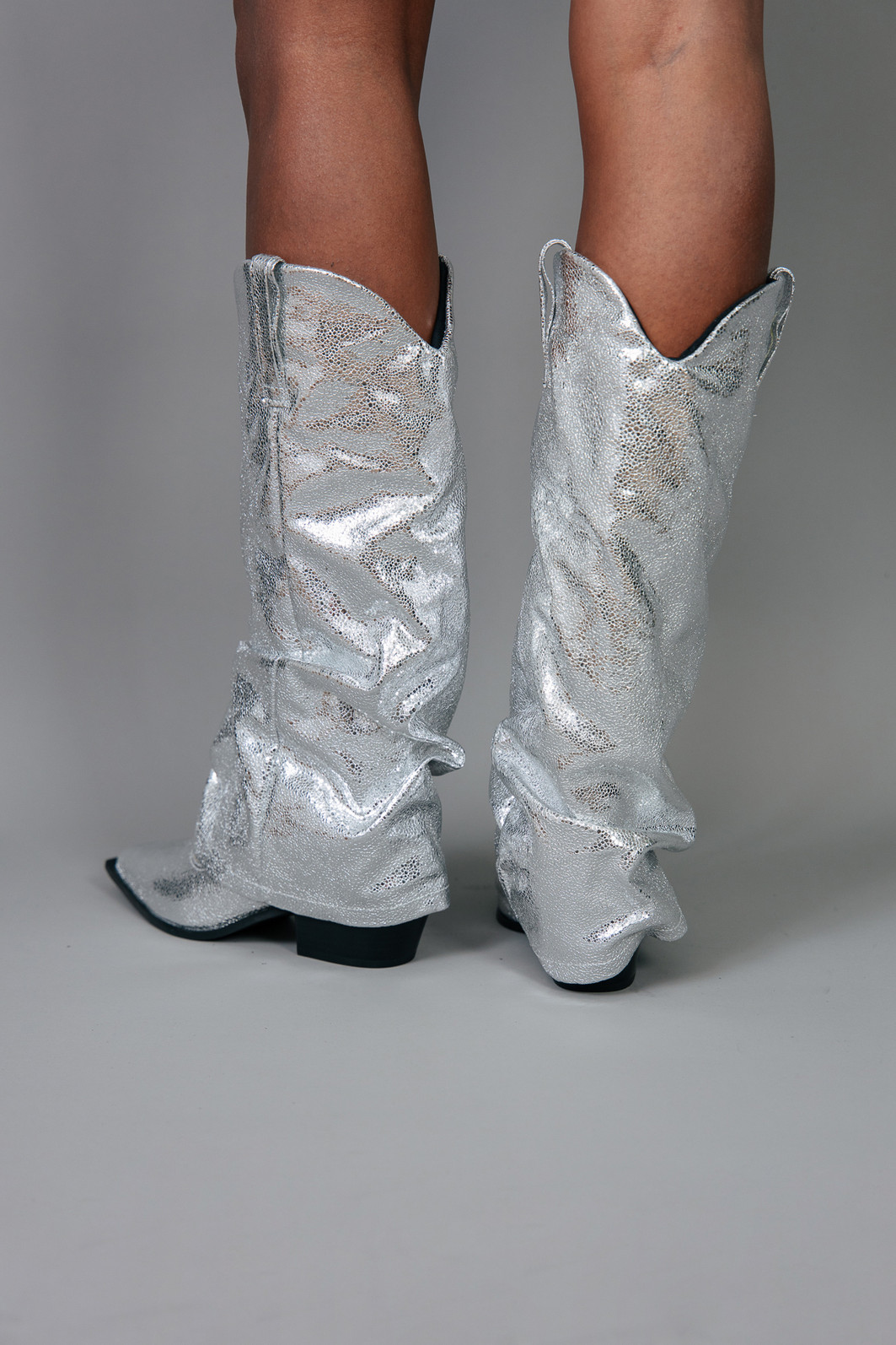 BOTA SLOUCHY METALIZADA PRATA BOTA SLOUCHY METALIZADA PRATA