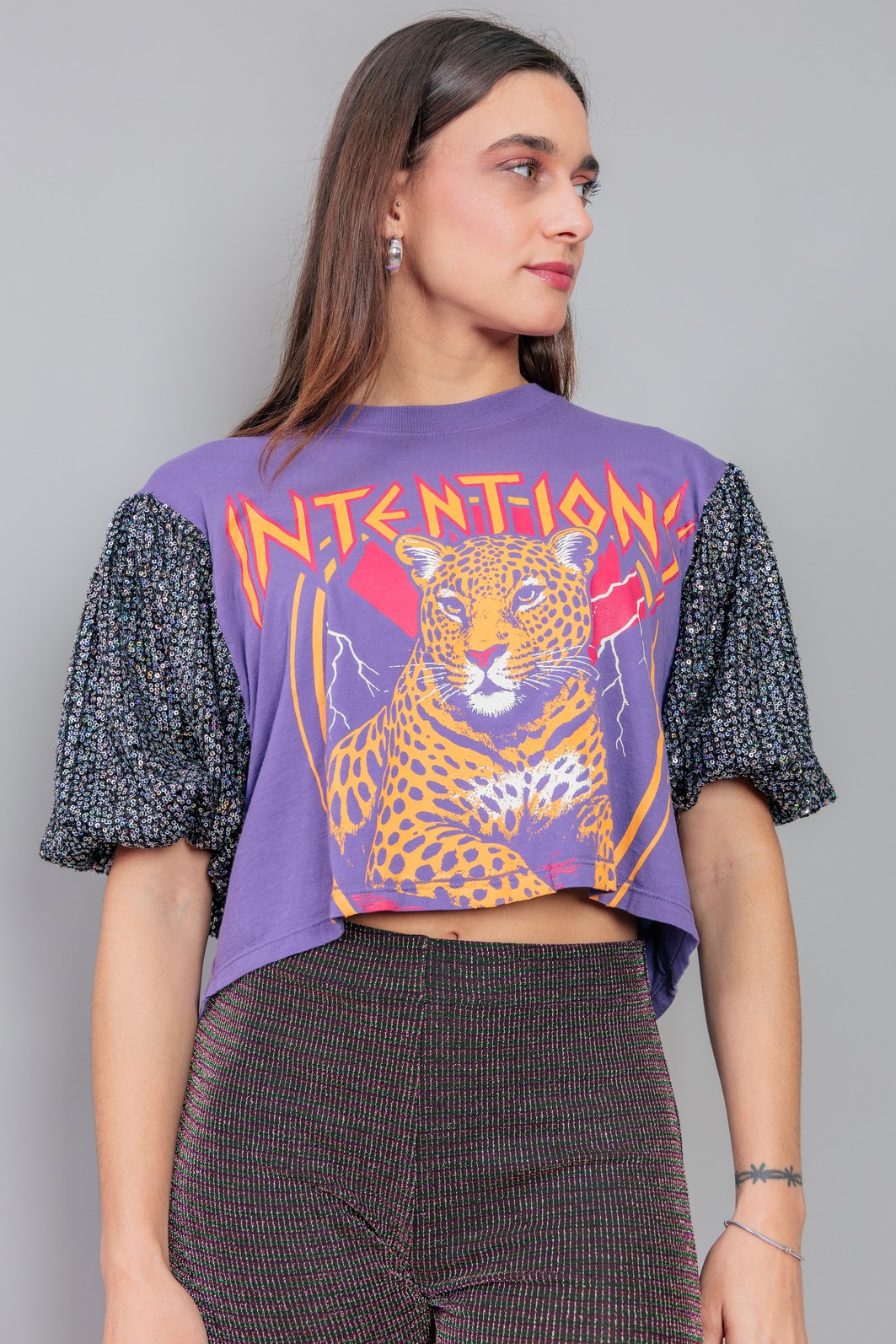 CAMISETA CROPPED ROXA COM MANGAS BUFANTES DE PAETÊ INTENTIONS CAMISETA CROPPED ROXA COM MANGAS BUFANTES DE PAETÊ INTENTIONS