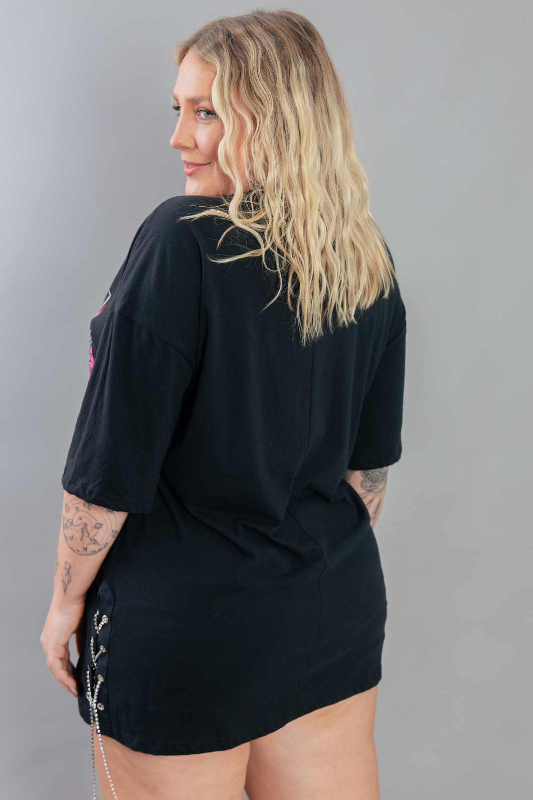 CAMISETA T-SHIRT VINTAGE COM CORRENTES LATERAIS YOUNGER