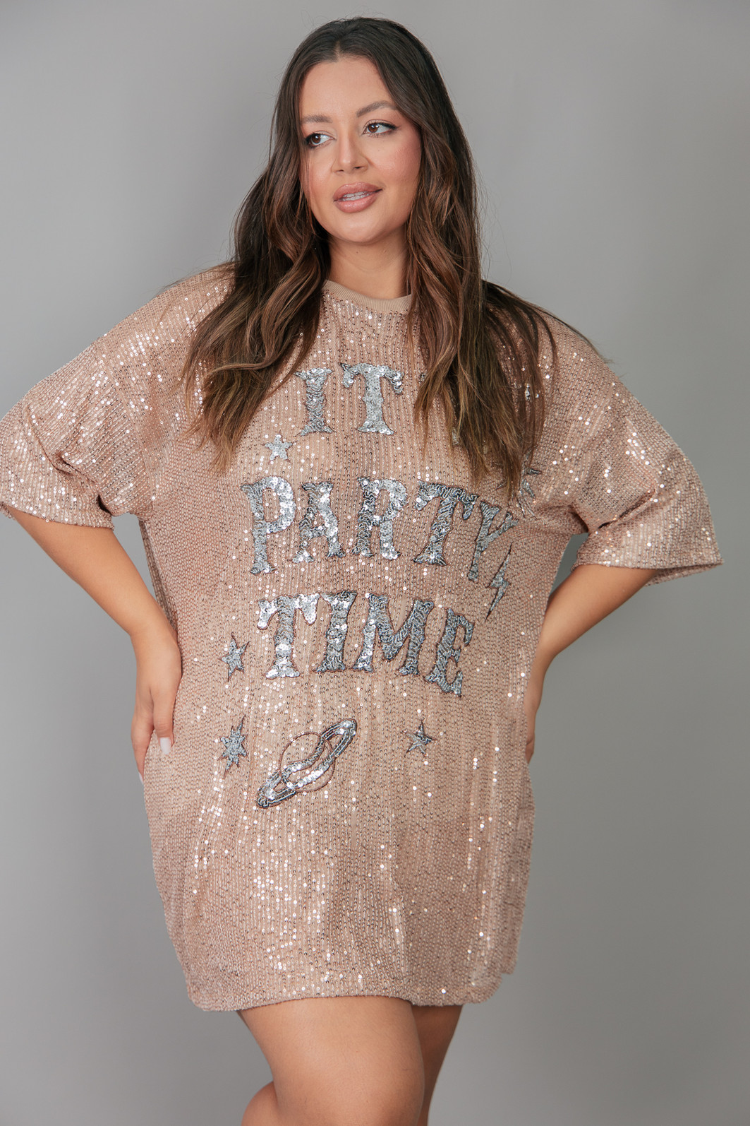 VESTIDO CAMISETÃO DE PAETÊS CHAMPAGNE COM BORDADO PARTY
