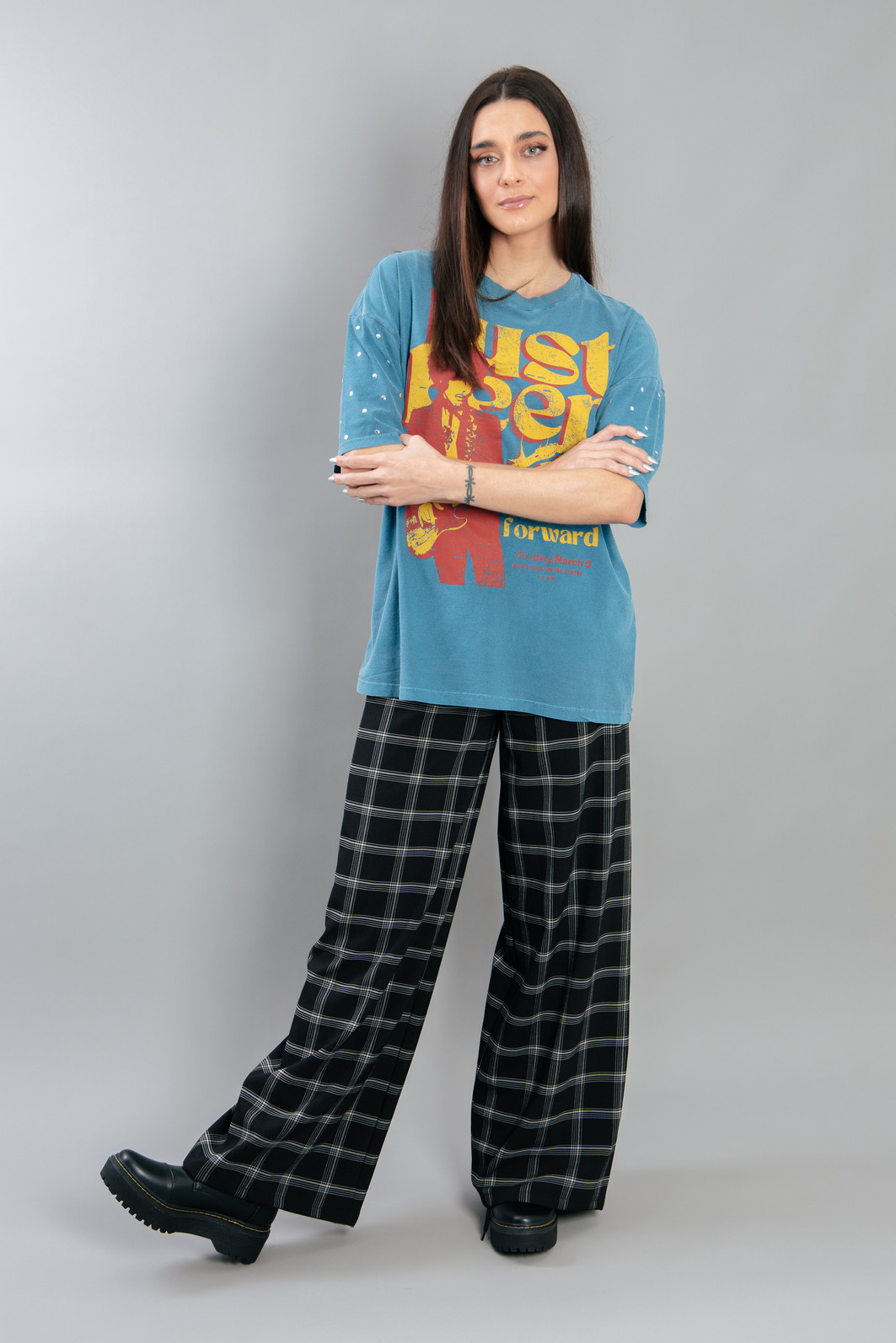 CAMISETA T-SHIRT VINTAGE AZUL COM TACHAS NA MANGA JUST KEEP CAMISETA T-SHIRT VINTAGE AZUL COM TACHAS NA MANGA JUST KEEP