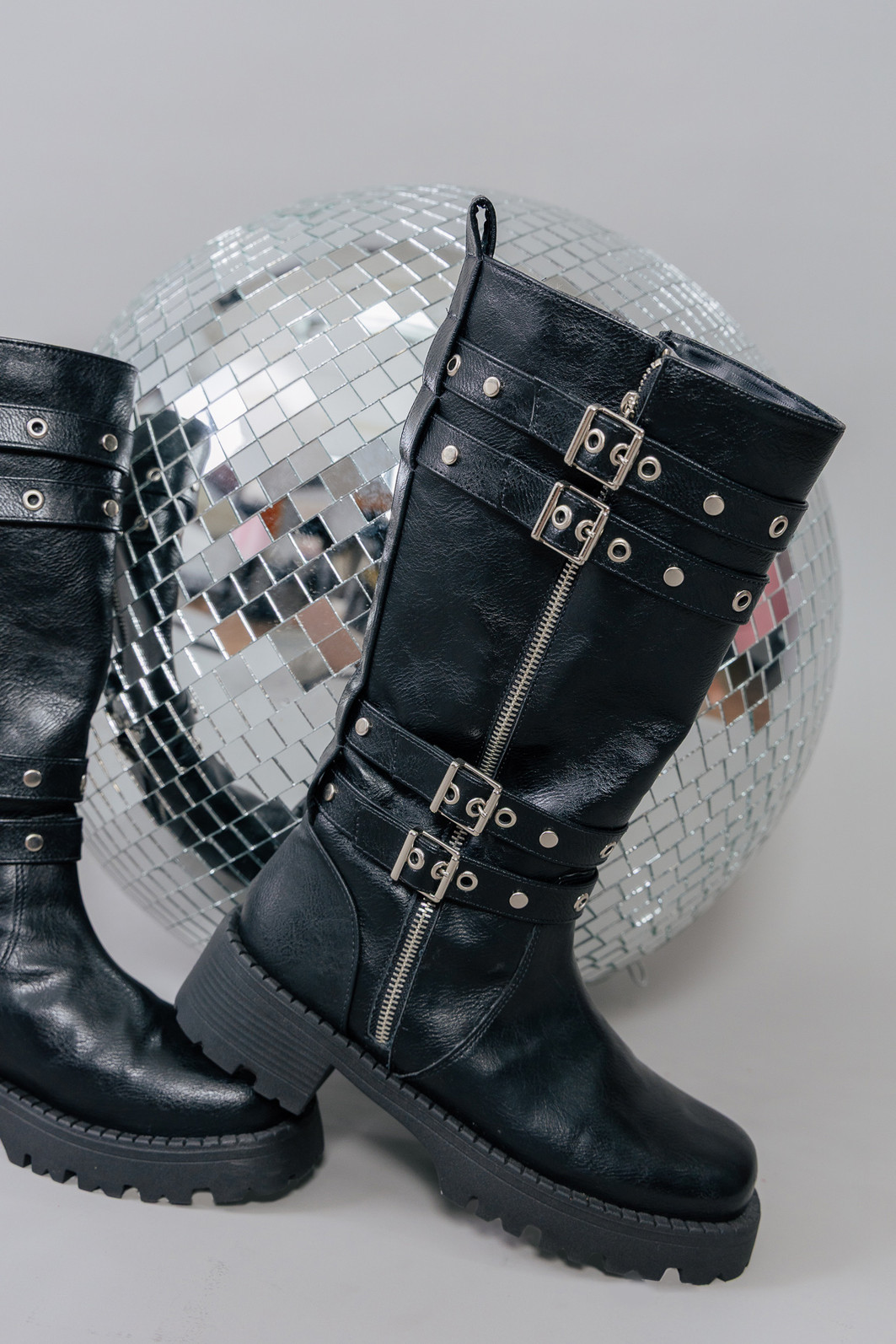 BOTA BIKER PRETA COM ZÍPER E FIVELAS