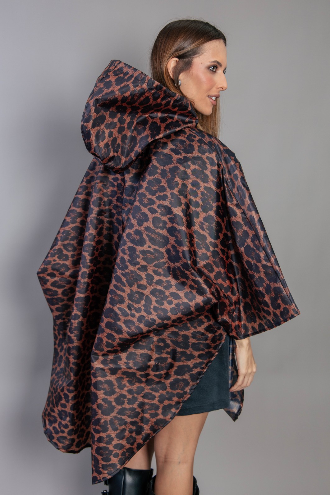 CAPA DE CHUVA COM CAPUZ DE ONCINHA CAPA DE CHUVA COM CAPUZ DE ONCINHA